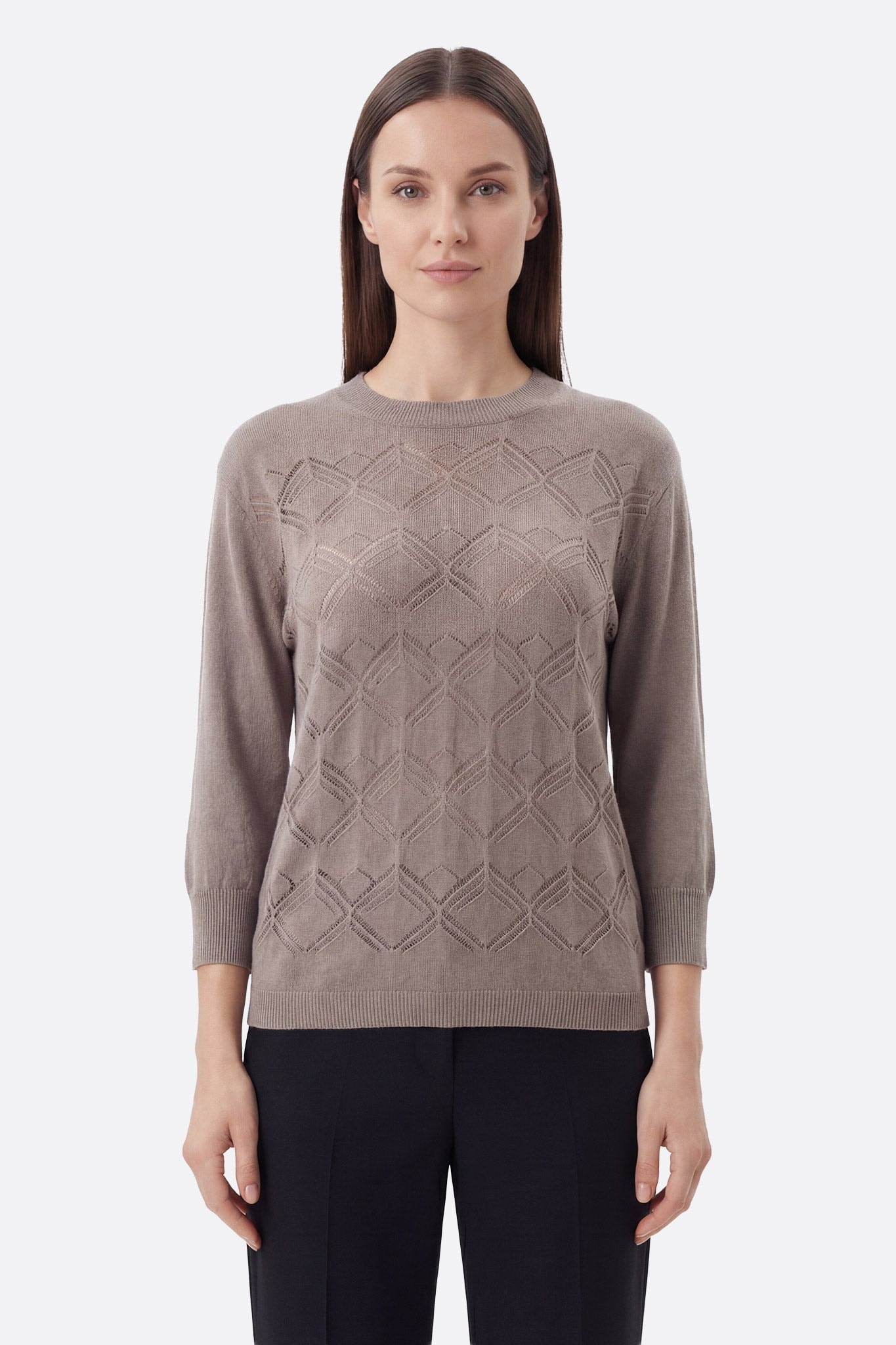 Modella frontale con maglia traforata color taupe a motivo geometrico, girocollo, maniche tre quarti