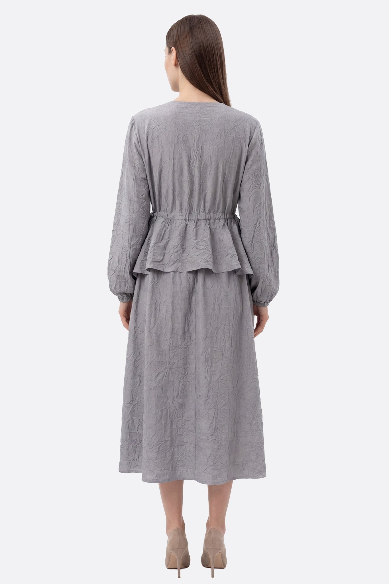 Graues plissiertes Midikleid von hinten getragen, verstellbare Taille und V-Ausschnitt, strukturierter Stoff