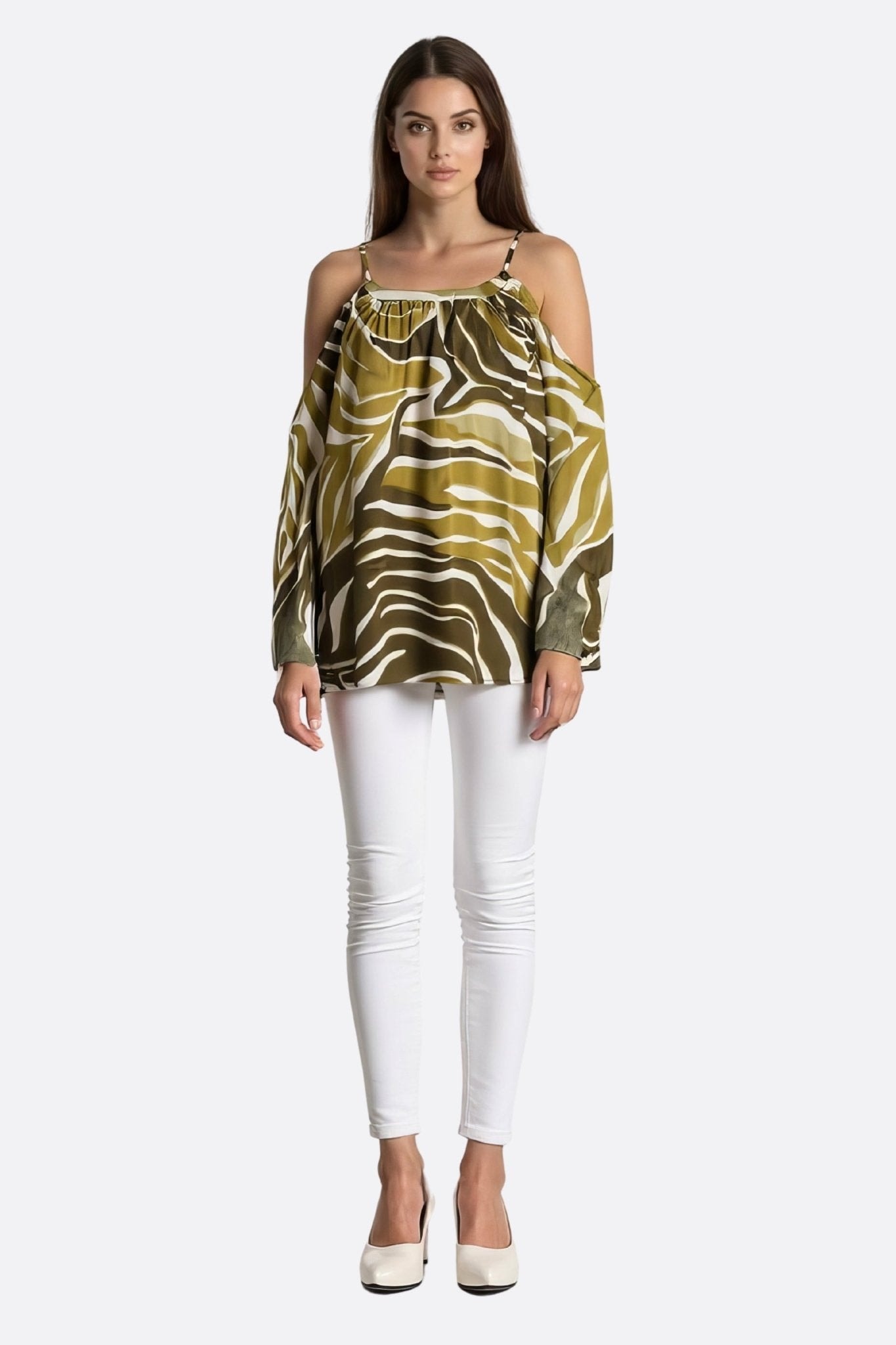 Close-up on the green zebra print blouse, highlighting the bare shoulders for a chic and distinguished touch.