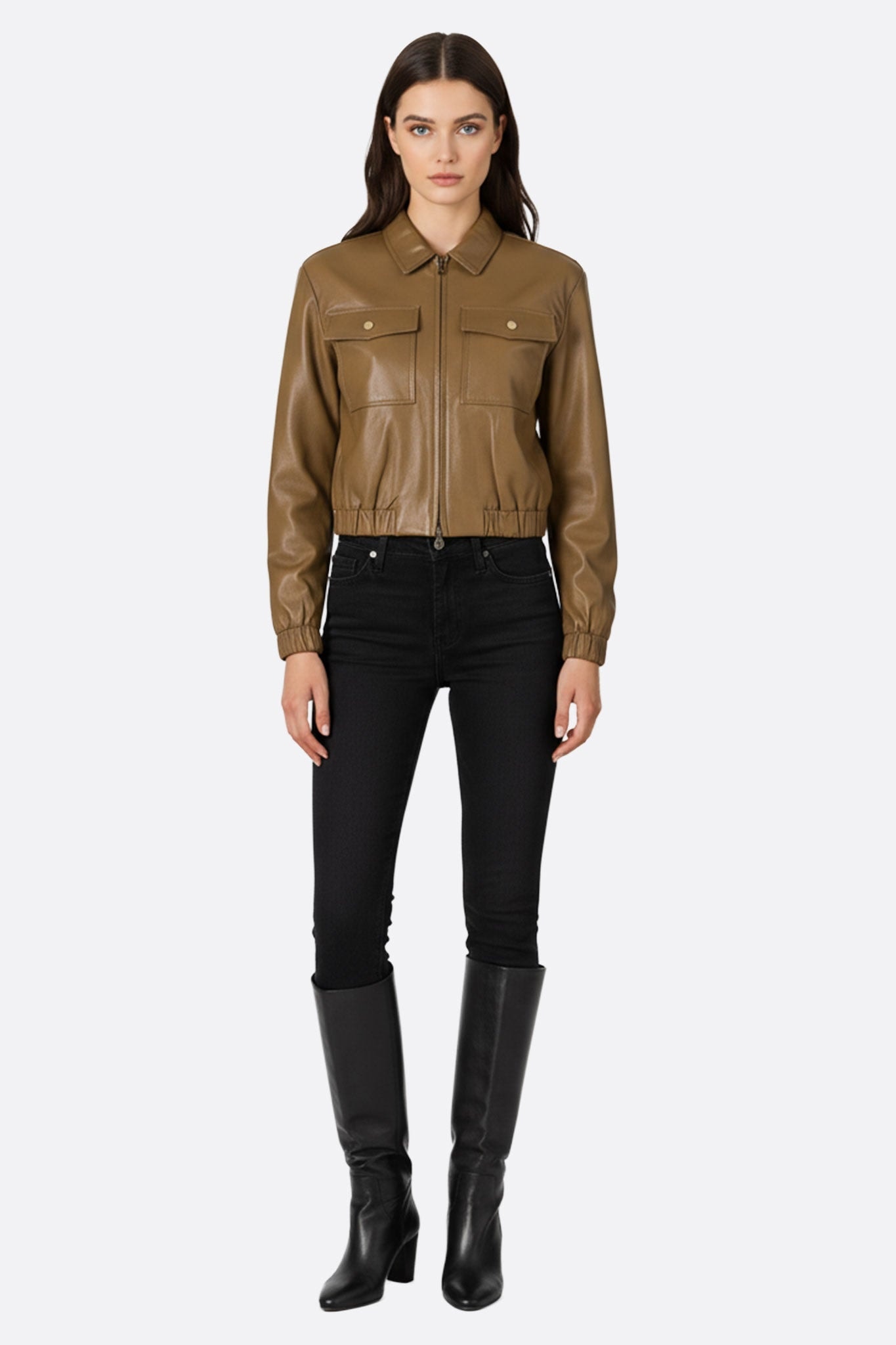 Détail du blouson en similicuir caramel, mettant en valeur sa texture et sa coupe structurée pour une allure urbaine chic.