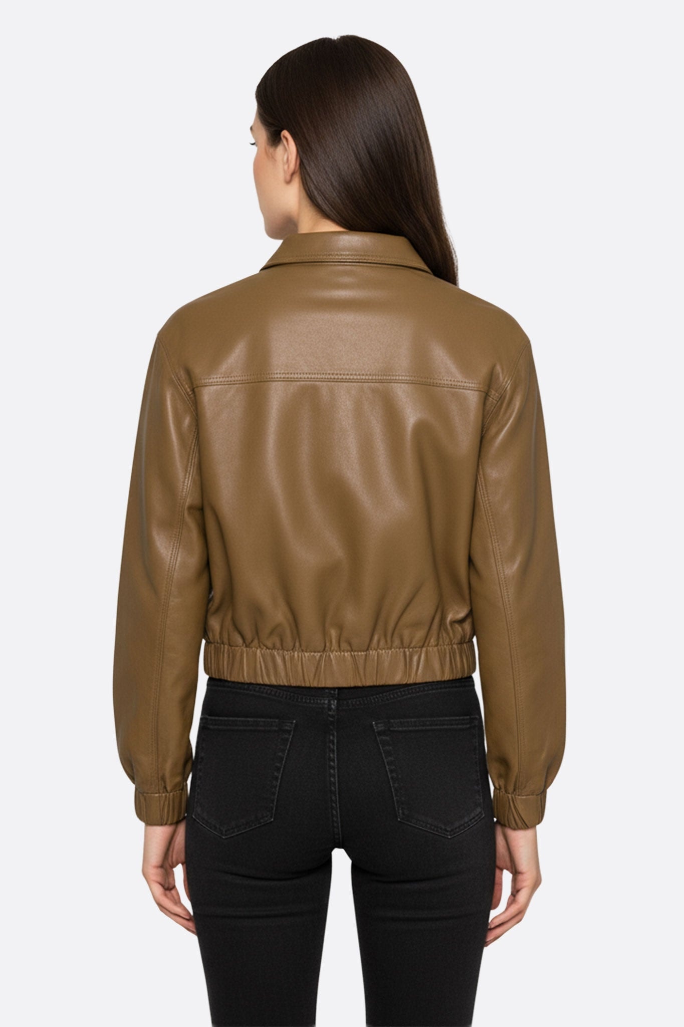 Blouson en similicuir marron caramel, vue 3/4 dévoilant sa silhouette raffinée, parfaite pour une sortie urbaine stylée.