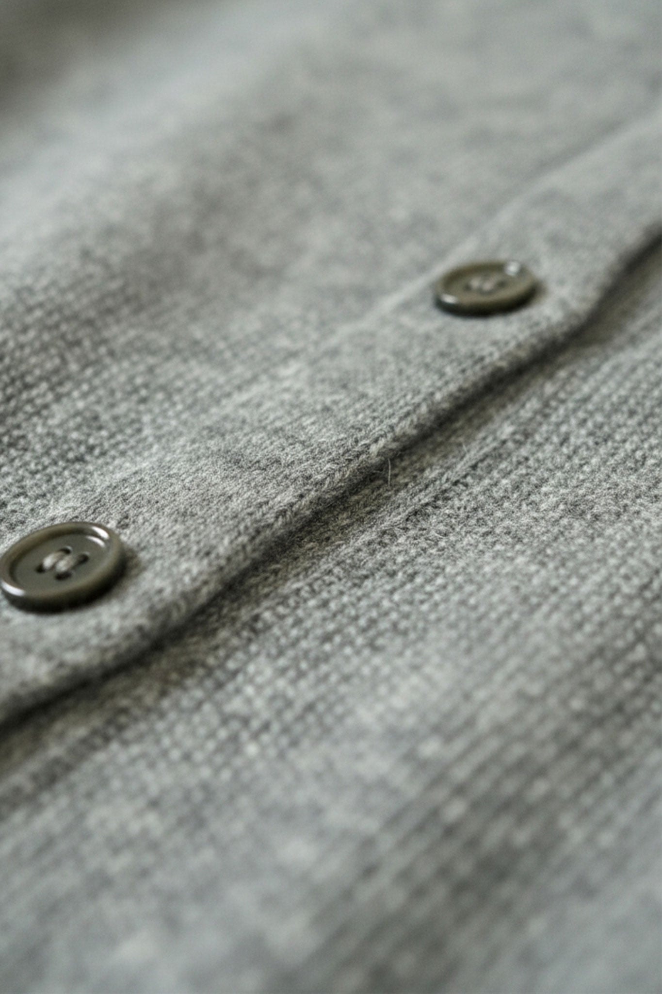 Refined gray virgin wool cardigan, 3/4 view revealing its long sleeves and the richness of its knit for a style...