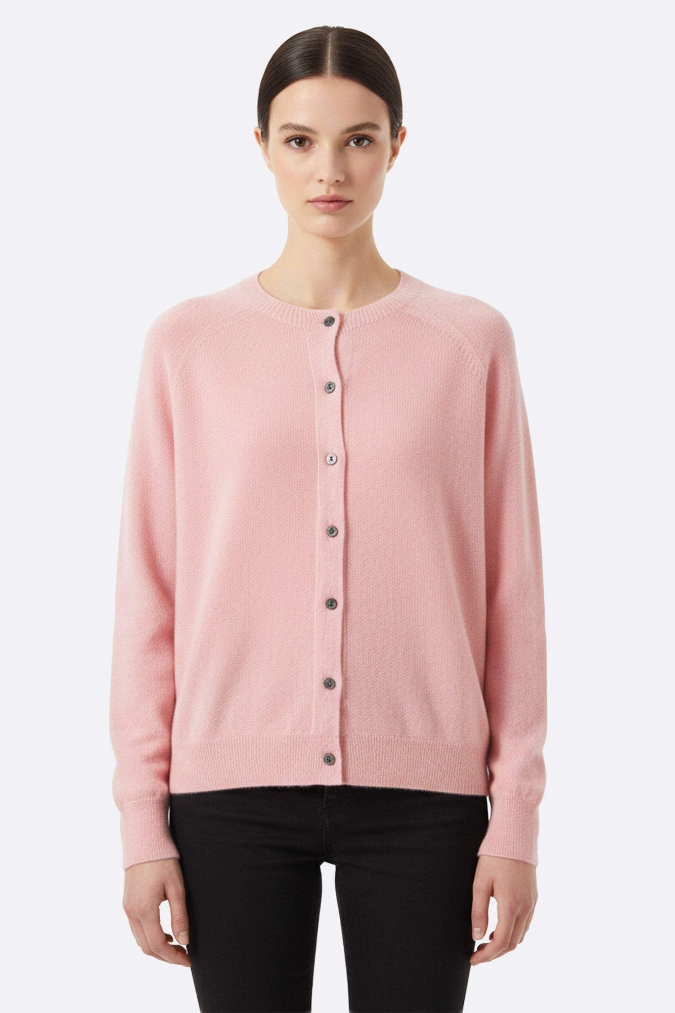 Cardigan in lana rosa cipria lavorato a maglia con maniche lunghe, che ne esalta la morbidezza e l'eleganza perfetta per...