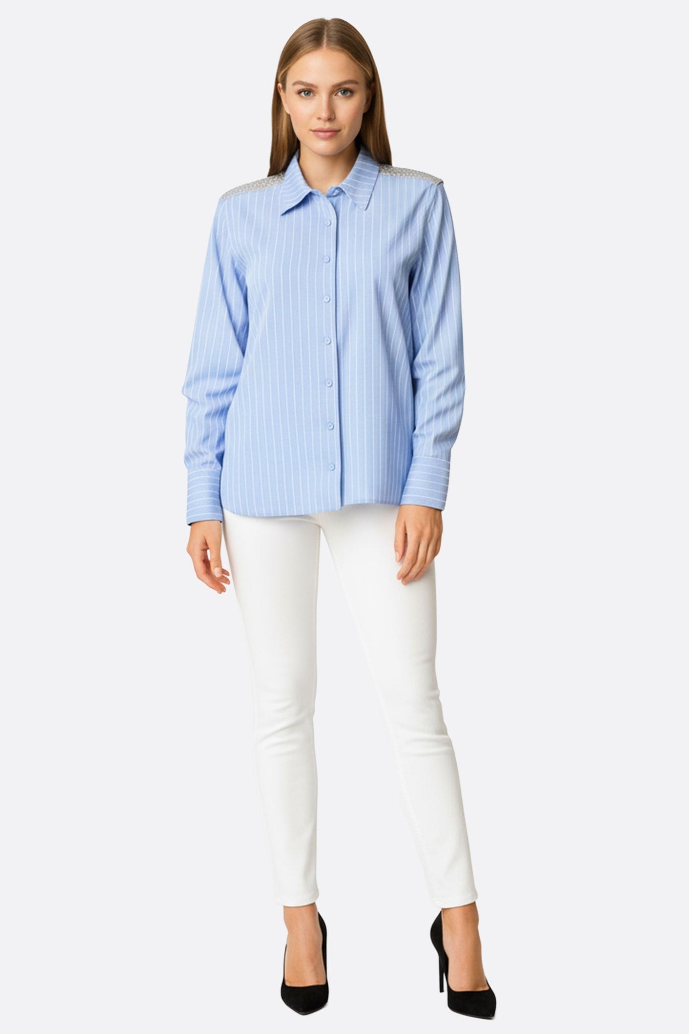 Camicia a righe azzurro cielo con scintillii sulle spalle, ideale per un look raffinato la sera o in ufficio.