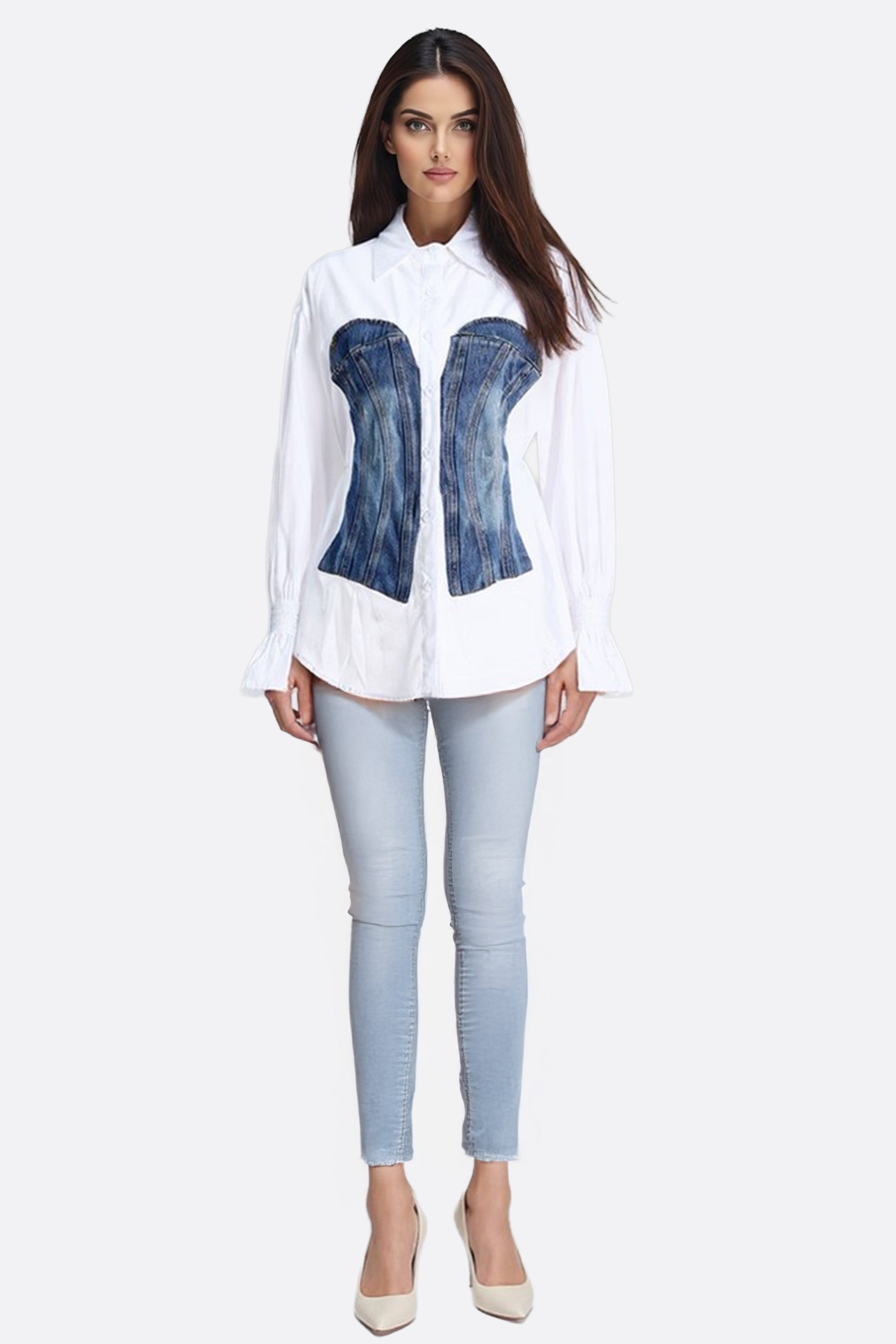 Nahaufnahme des weißen Hemds mit blauem Denim-Korsett, vereint Modernität und Raffinesse für einen einzigartigen Stil