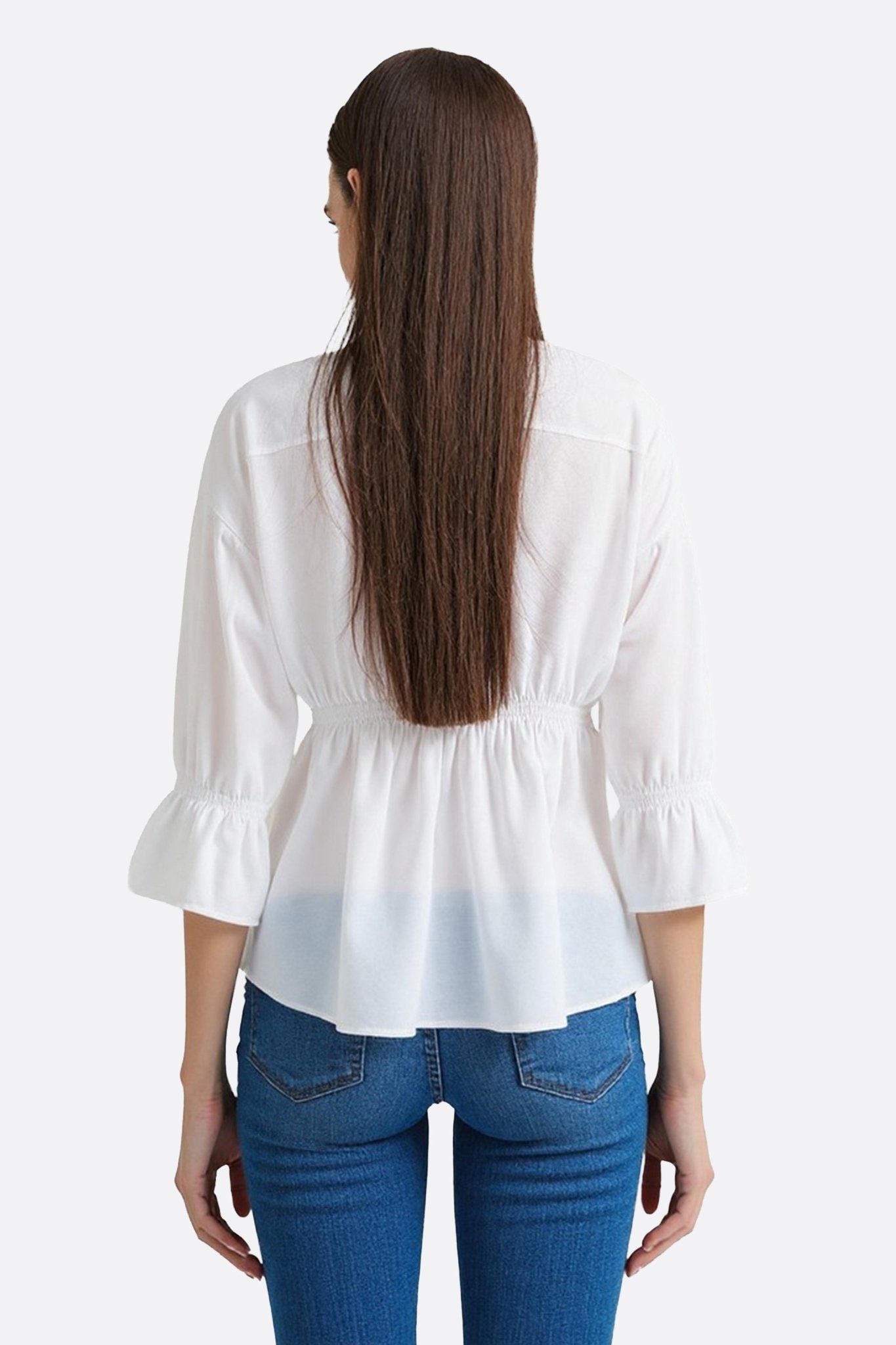 Rückendetail des weißen Hemds mit blauem Denim-Korsett, eine gewagte Mischung aus Stil und Komfort