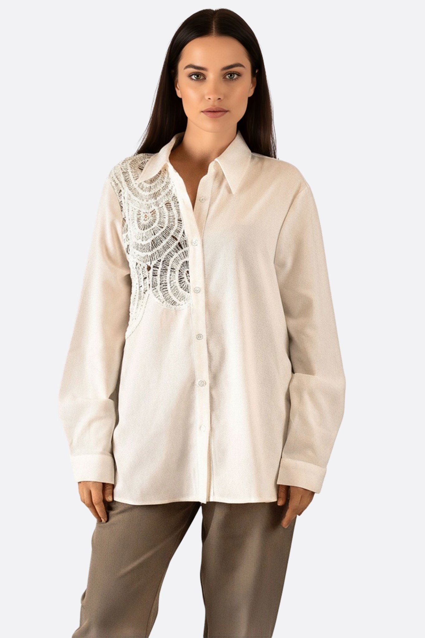 Chemise oversize blanche en coton léger avec délicate dentelle ajourée, parfaite pour un look chic et moderne.
