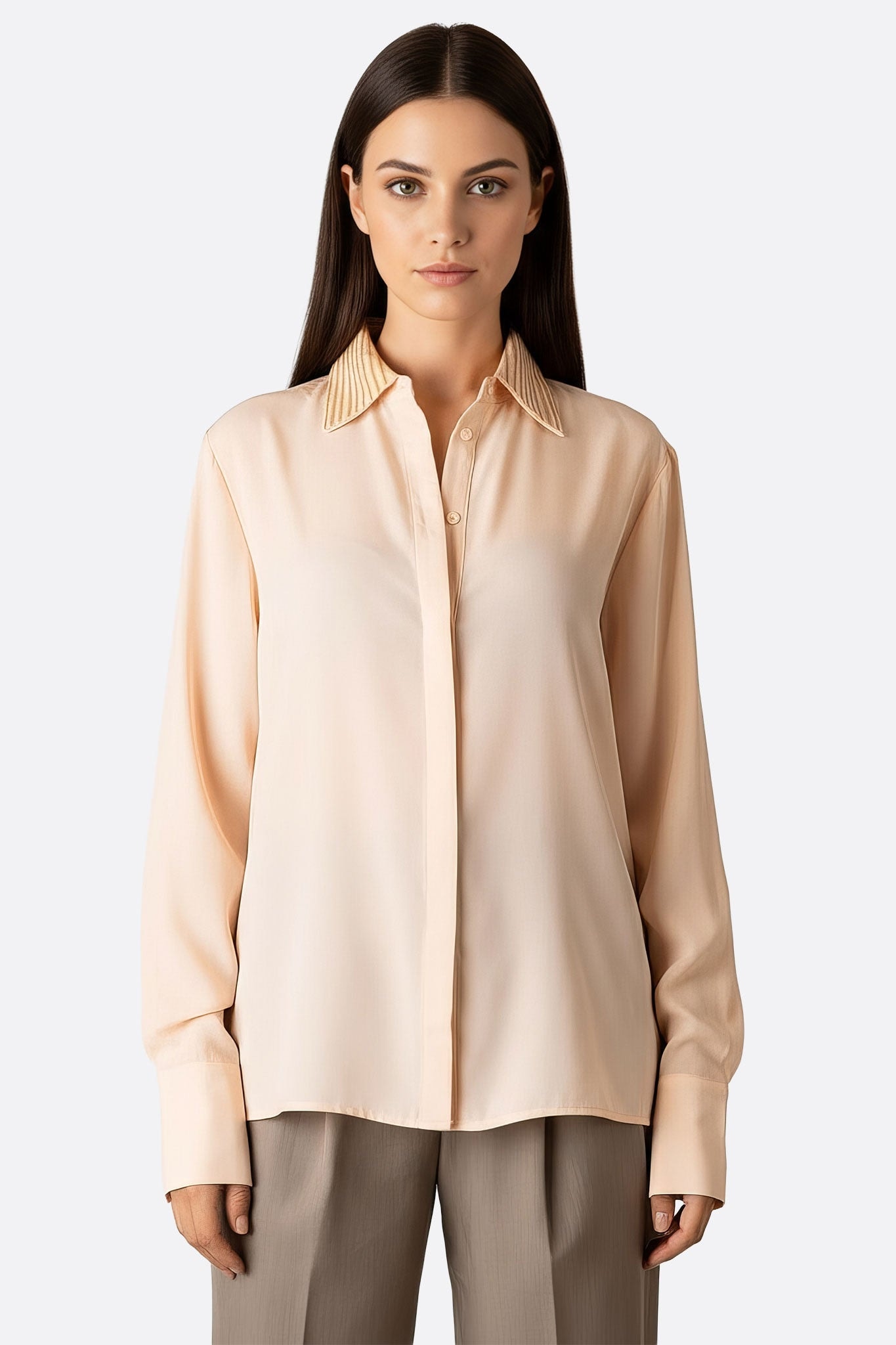 Camicia rosa satinata dal colletto classico, ornata di paillettes brillanti, ideale per una serata elegante o un'uscita raffinata.