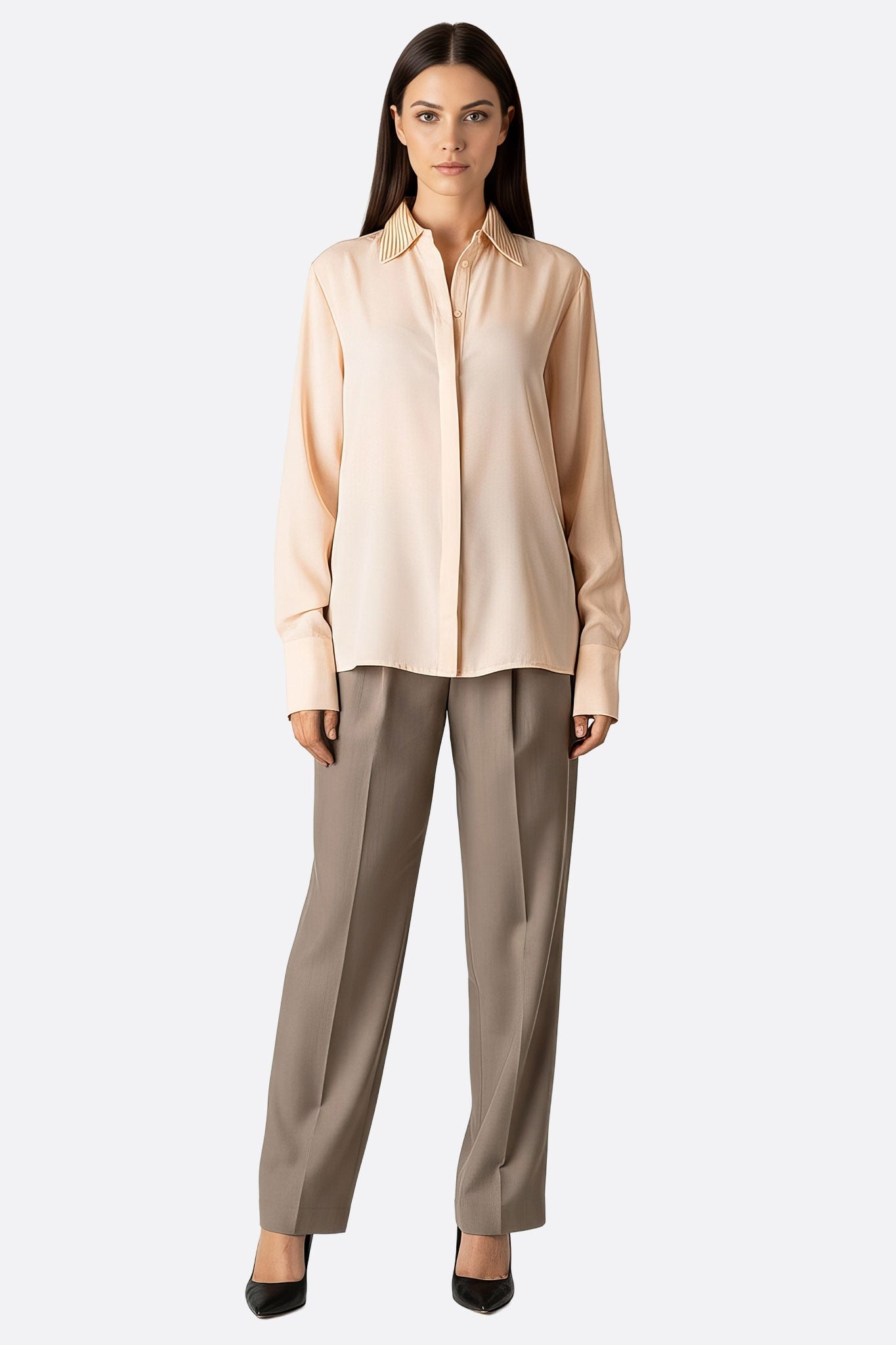 Dettaglio del colletto classico di una camicia rosa satinata, impreziosita da paillettes scintillanti per un tocco chic ed elegante.