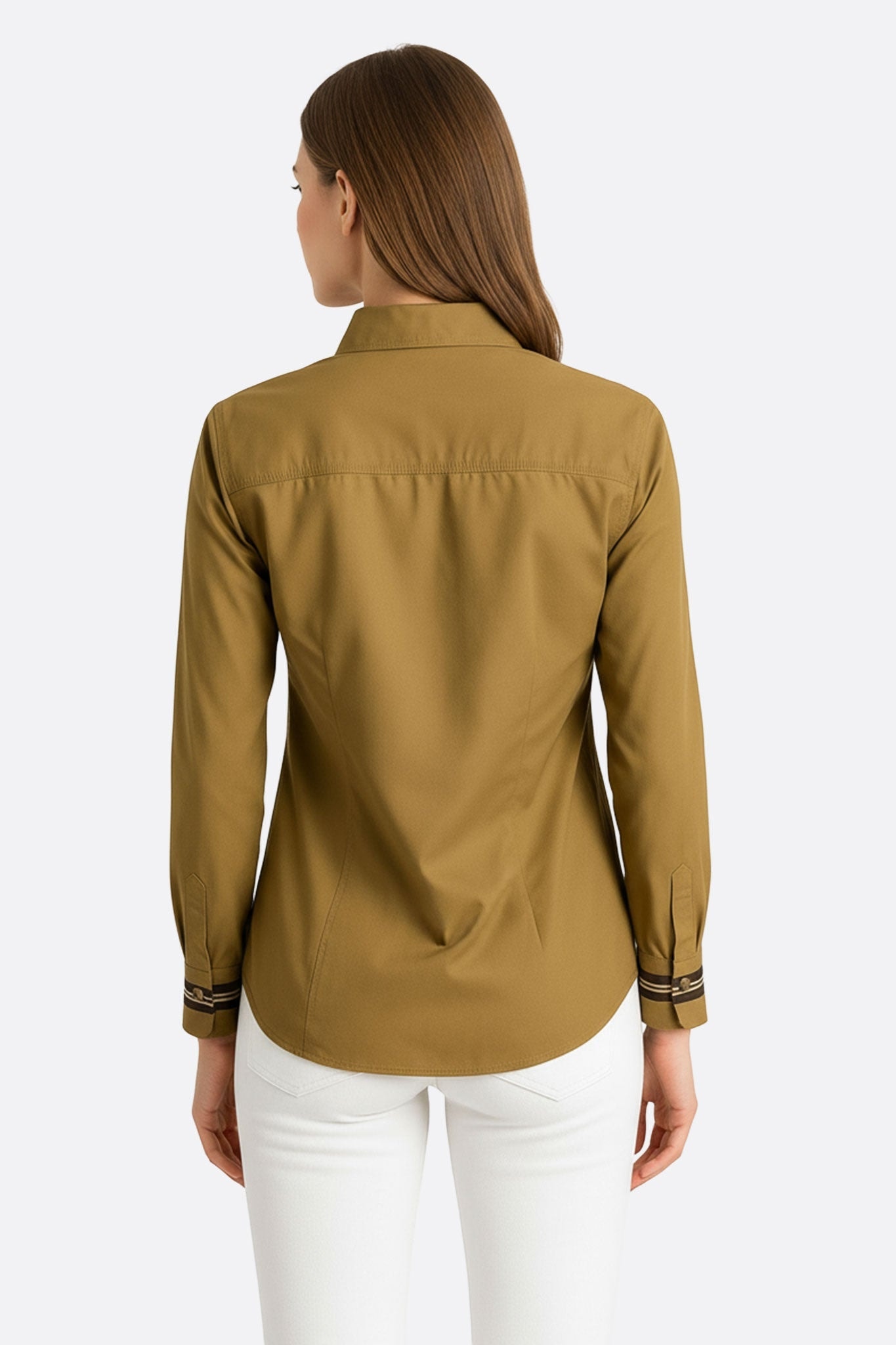 Zoom sur la chemise en coton kaki, accentuant la coupe cintrée et le tissu délicat, parfaite pour une soirée habillée.