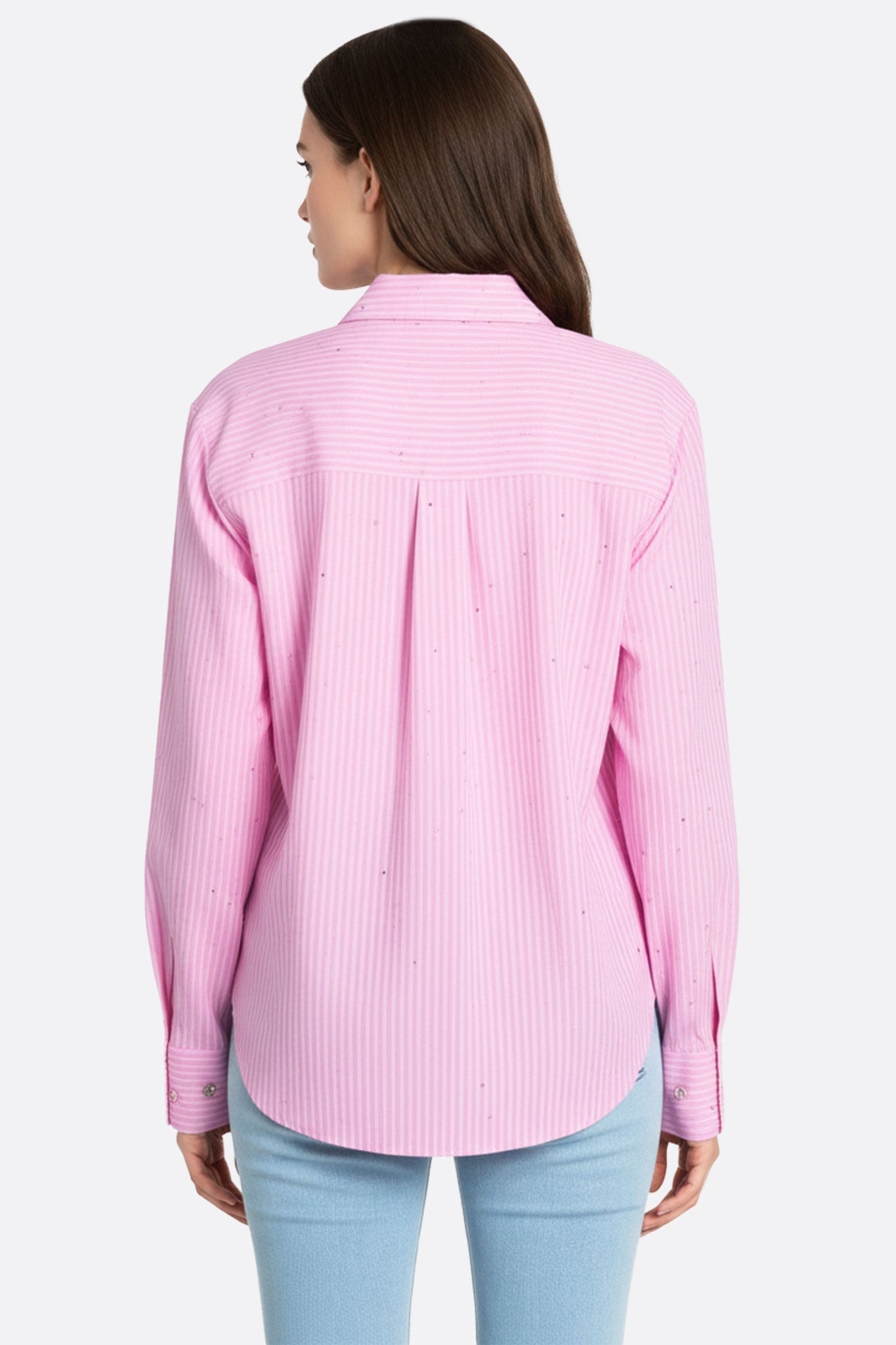 Nahaufnahme des rosa Hemds mit feinen Streifen, das die funkelnden Strasssteine hervorhebt, für einen eleganten Look am Tag.
