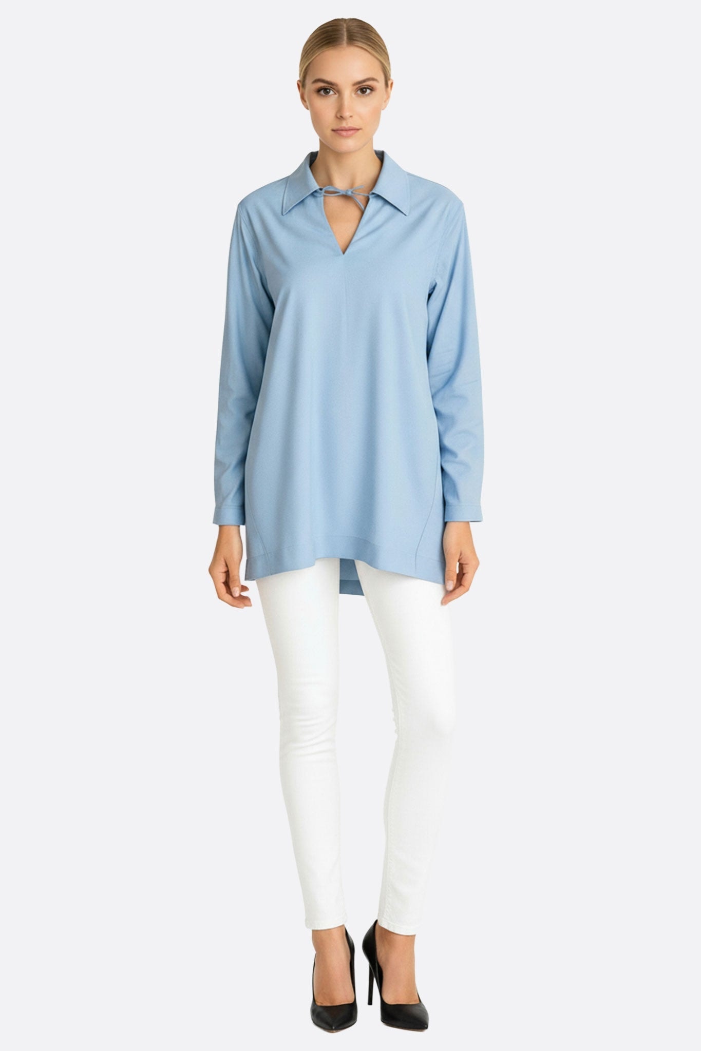Profilo della camicia tunica azzurro cielo in cotone leggero, con maniche lunghe eleganti, perfetta per occasioni speciali...