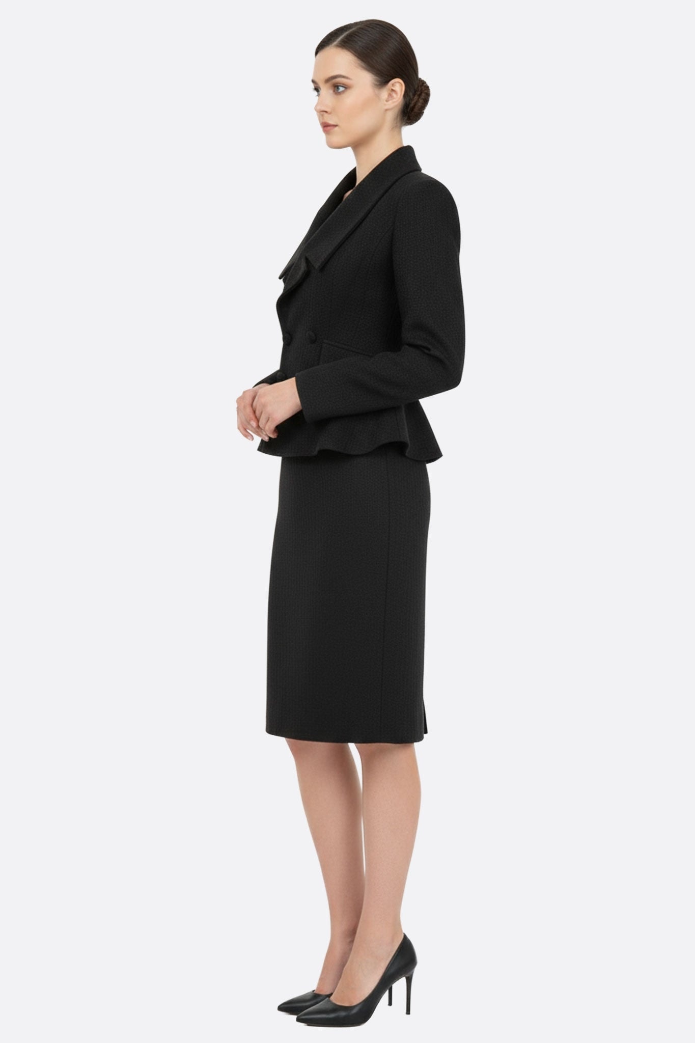 Dettaglio del taglio aderente della giacca nera, un completo chic per un look femminile allo stesso tempo elegante e senza tempo.