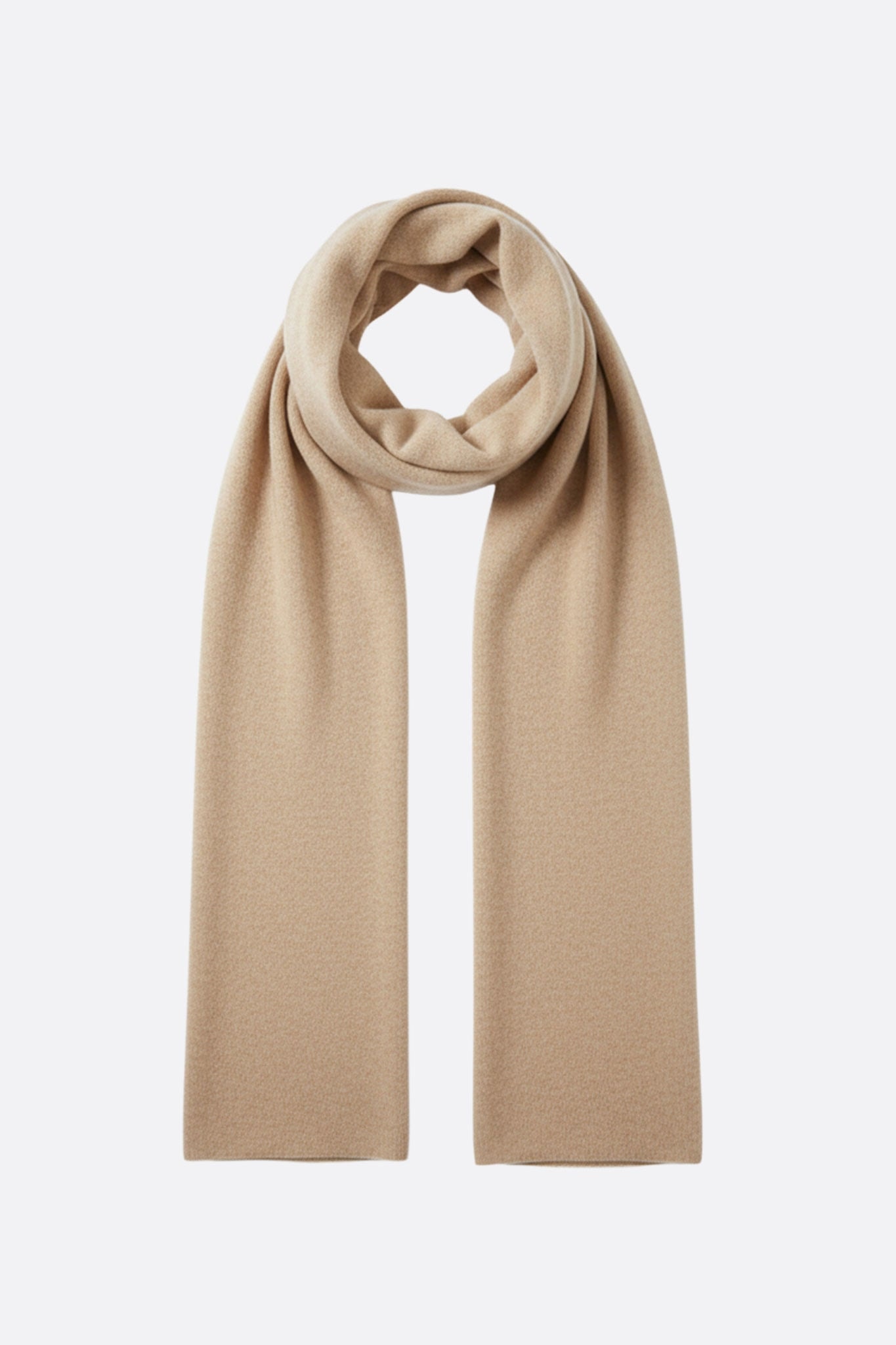 Écharpe beige sable en cachemire, accessoire d'élégance intemporelle, parfaite pour accompagner vos tenues sophistiquées.