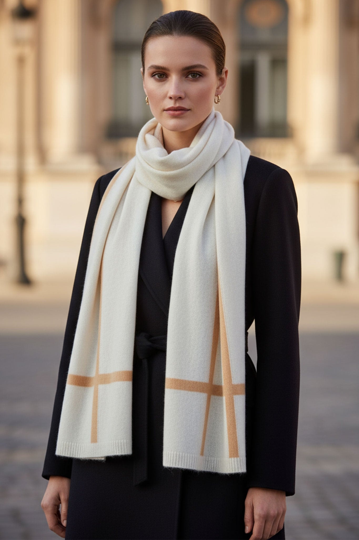 Sciarpa in cachemire bianco brillante con bande marroni, perfetta per un look elegante e caldo in...