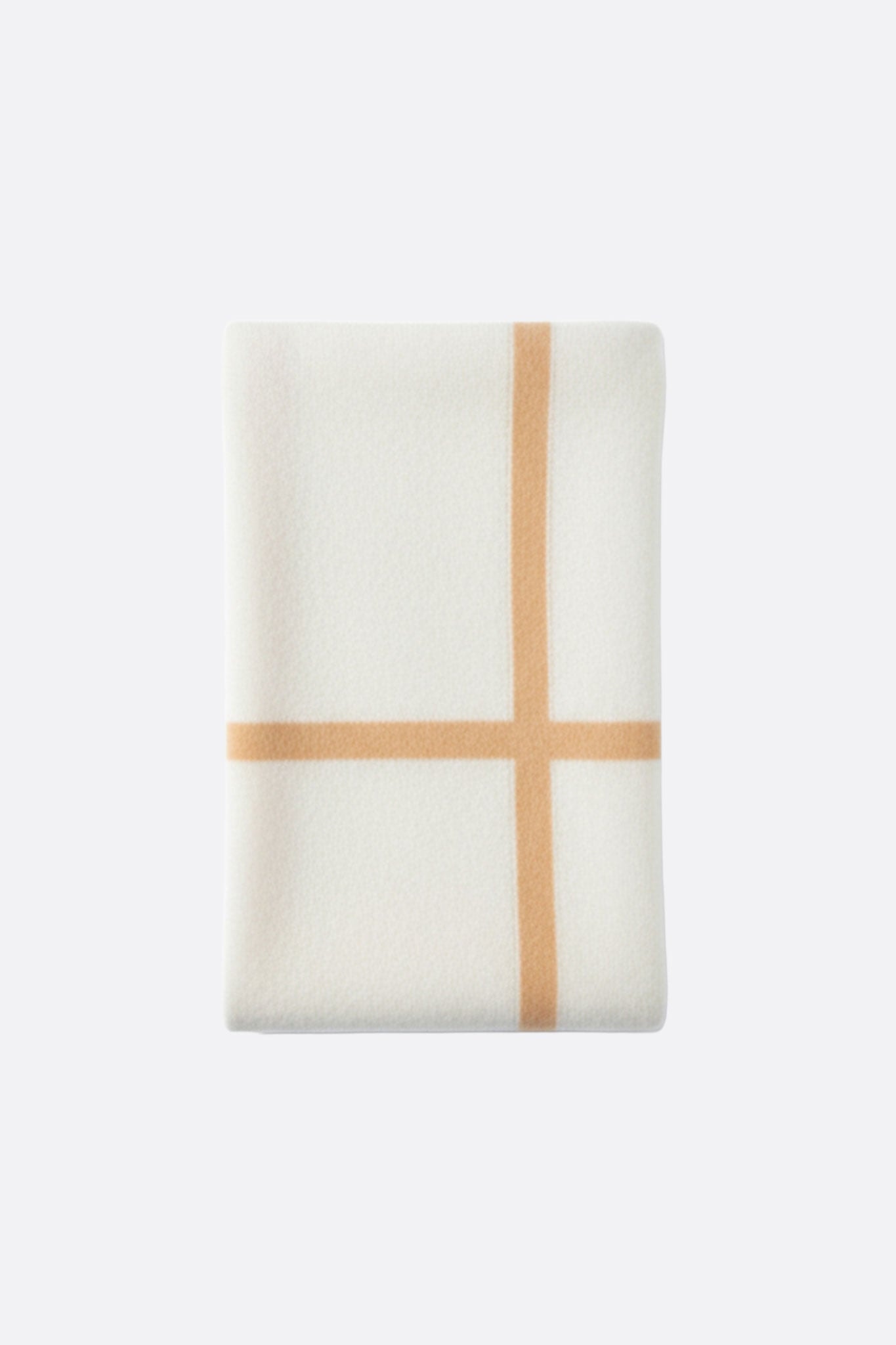 Dettaglio di una sciarpa in cachemire bianca con bande marroni, accessorio morbido ed elegante per uno stile senza tempo.