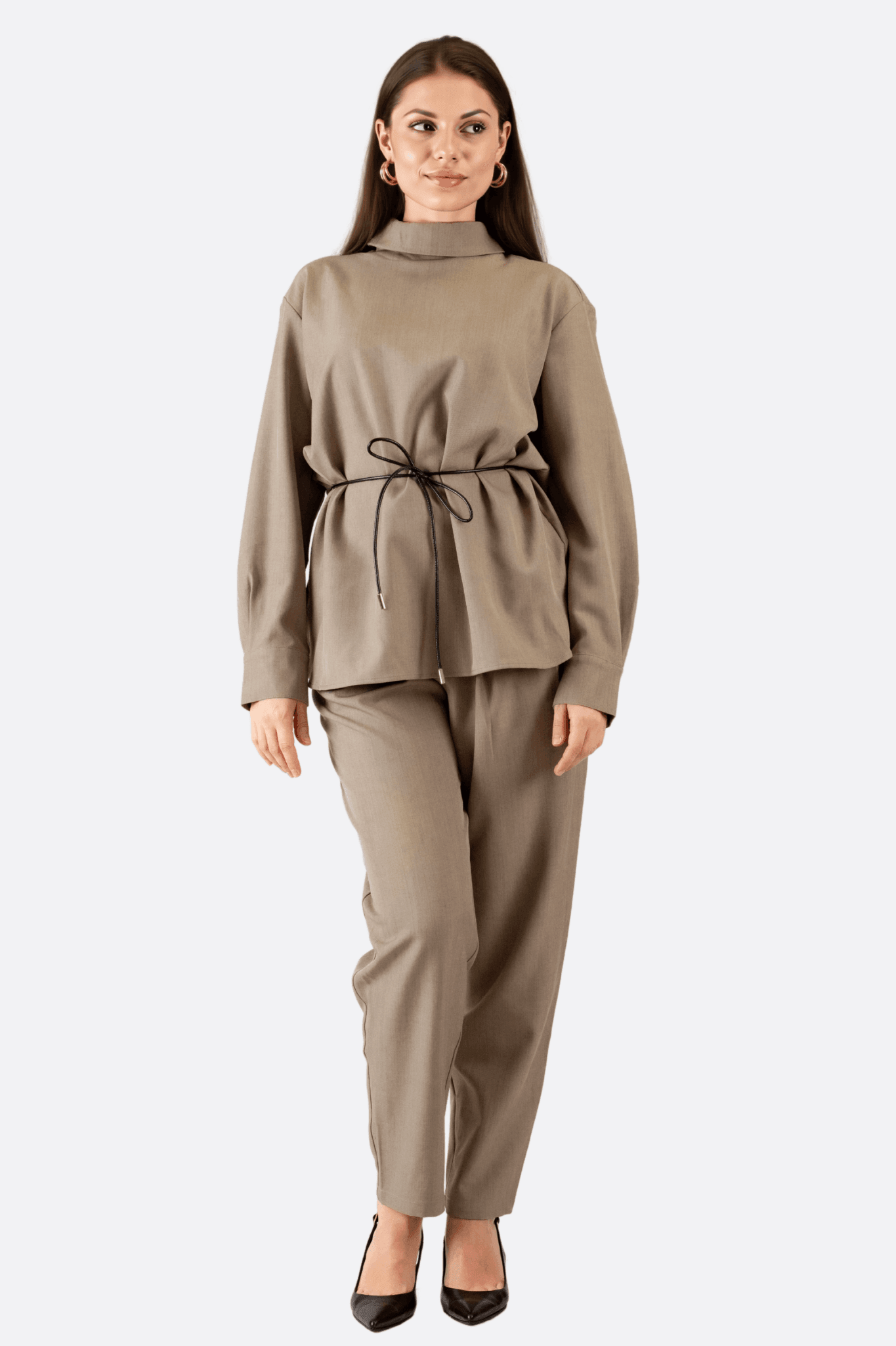 Detail of the gray oversized set, flowing shirt and chic pants, ideal for a refined evening or a modern office.