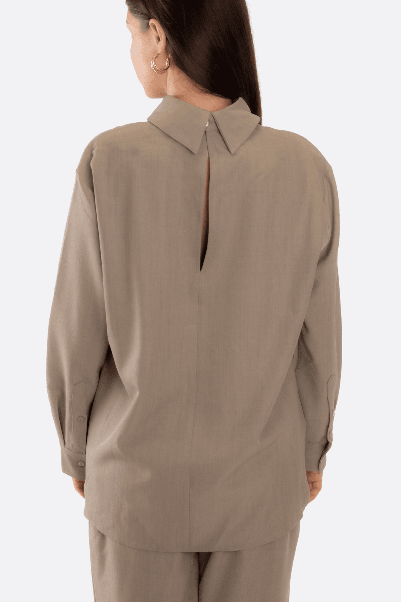Elegant detail of the gray two-piece set, soft shirt and wide pants, ideal for a modern and stylish look.
