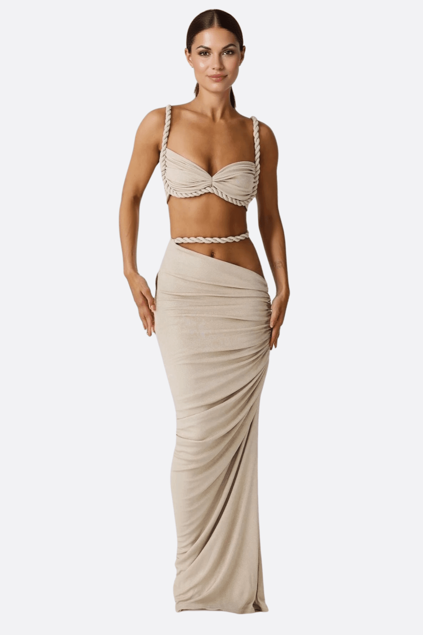 Ensemble deux pièces gris avec détails tressés, chic et élégant, parfait pour une journée à la plage ou au bord de la...