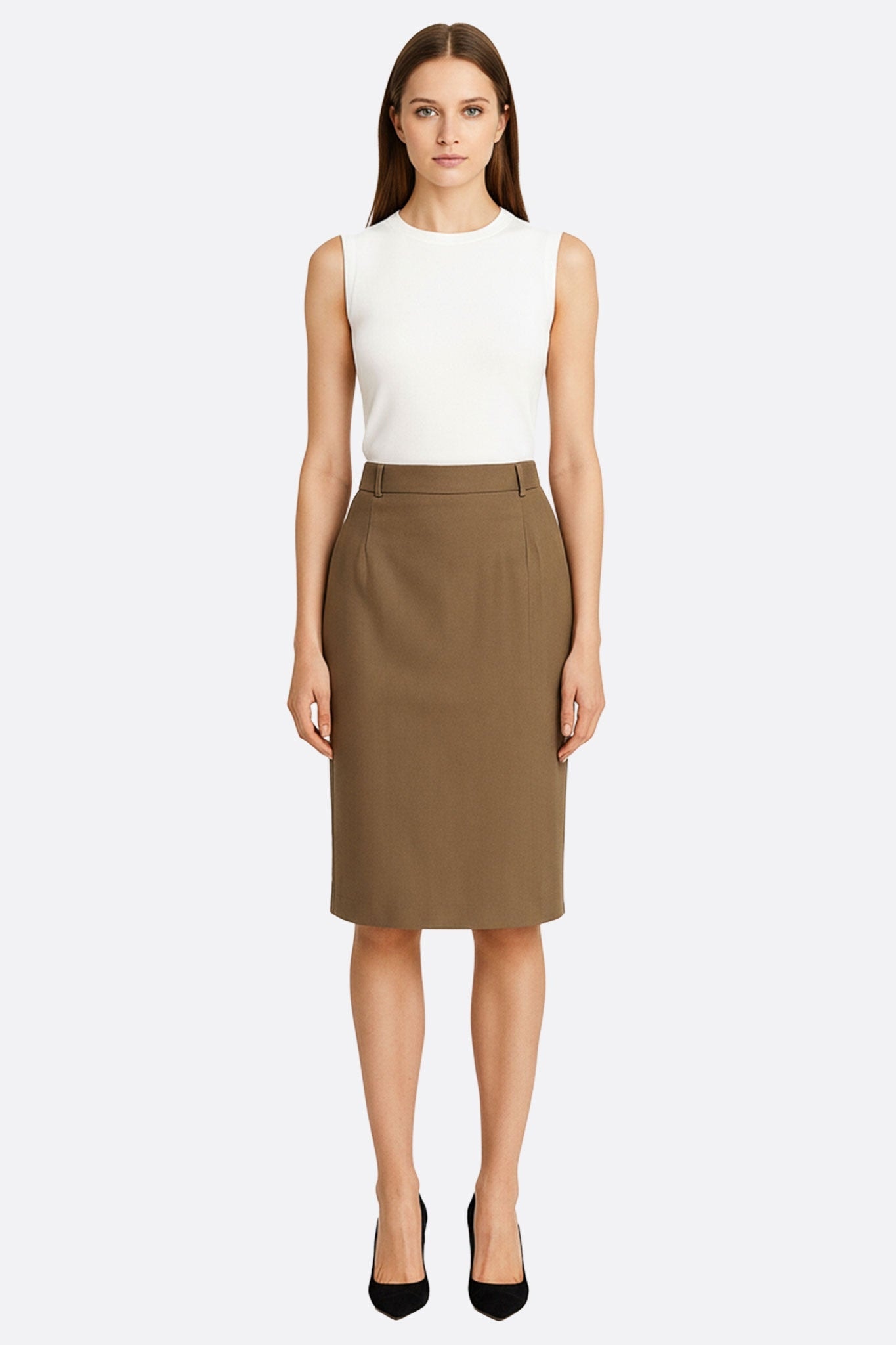 Jupe crayon taupe en tissu élégant, longueur genou avec fente arrière et poches, idéale pour une tenue chic.