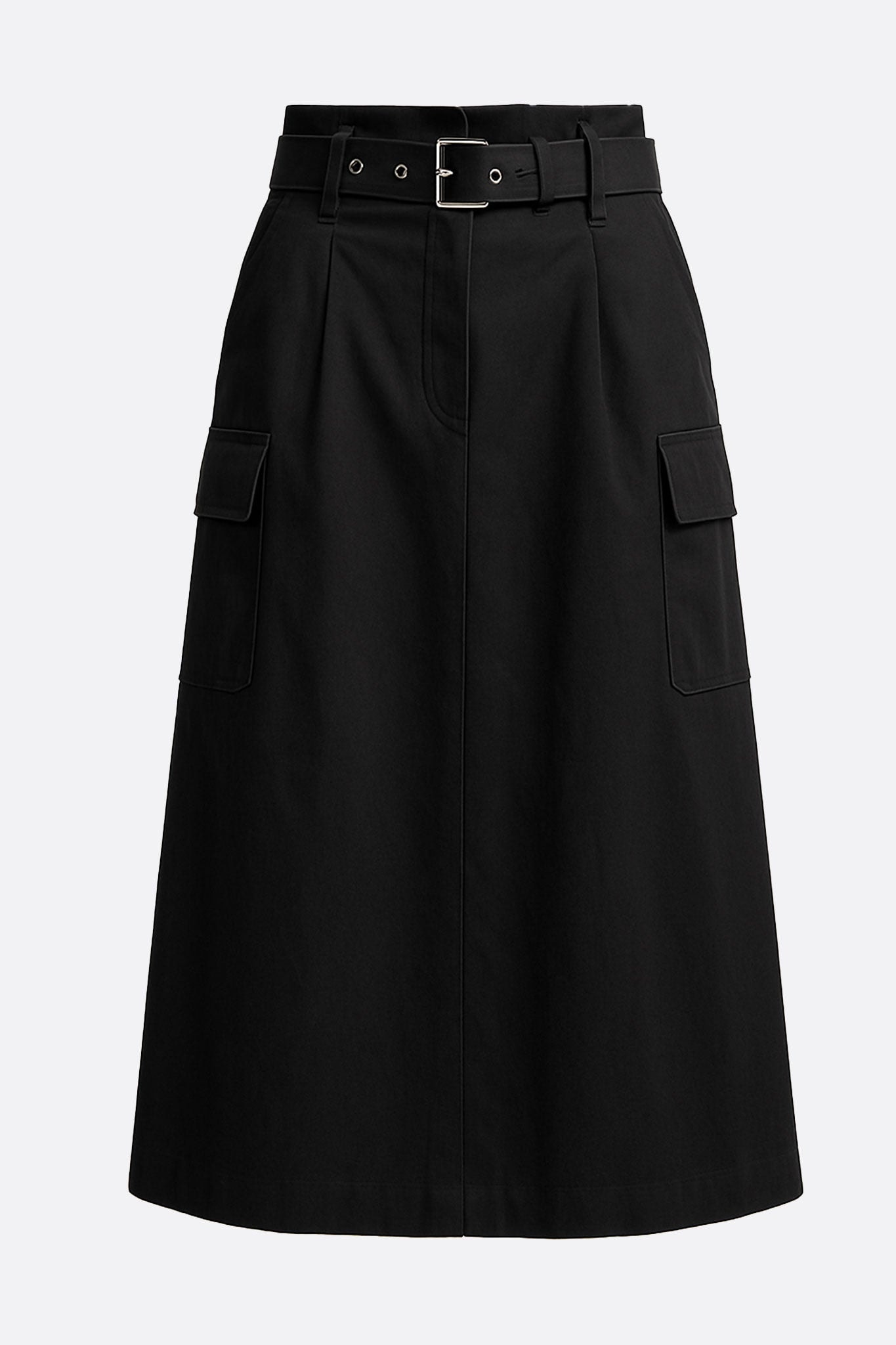 Détail texturé d'une jupe midi noire à ceinture, soulignant des poches oversize pour un style sophistiqué au bureau.