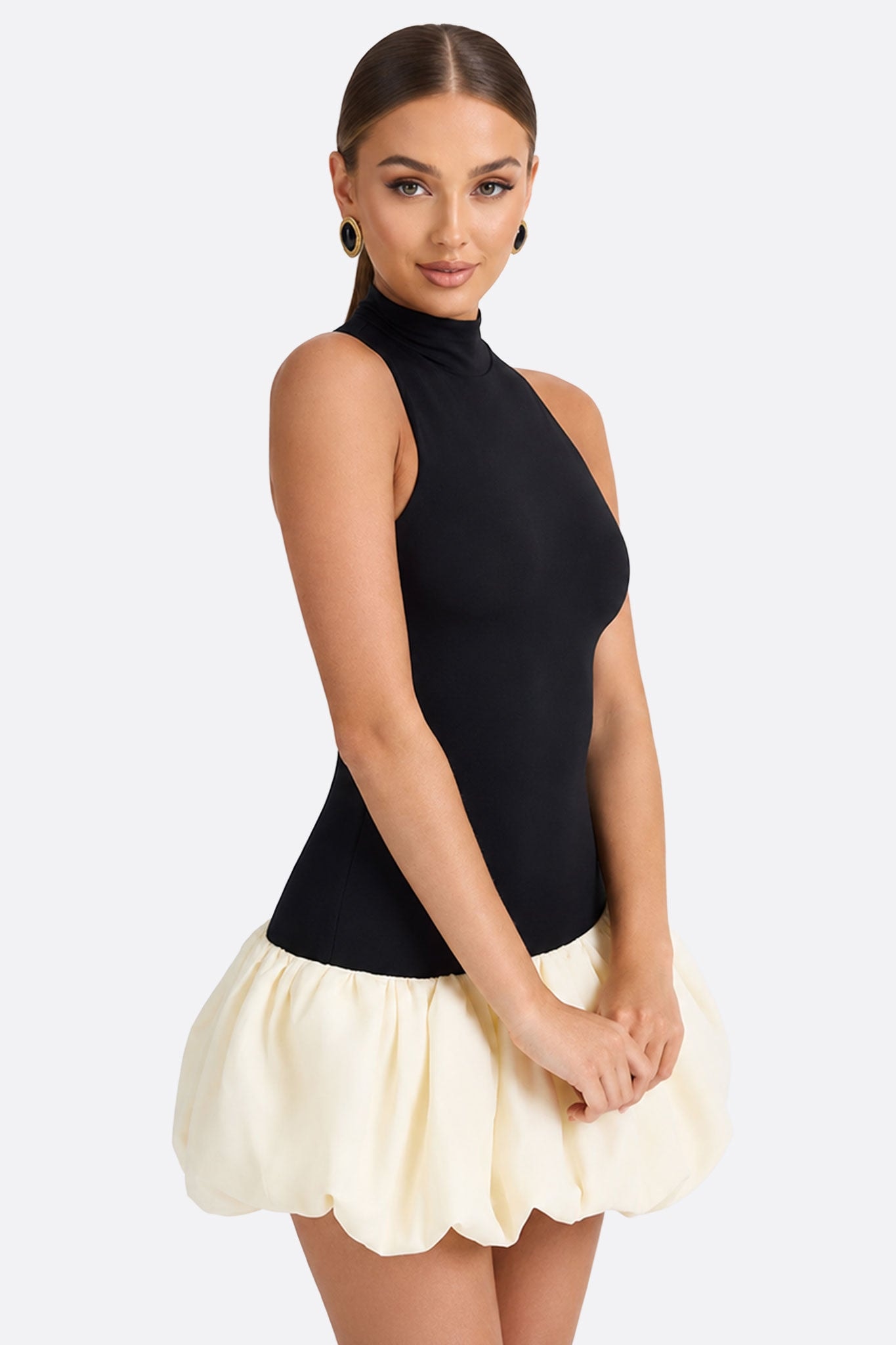 Mini robe élégante noire et ivoire à col montant et emmanchures halter, dos | Misciano