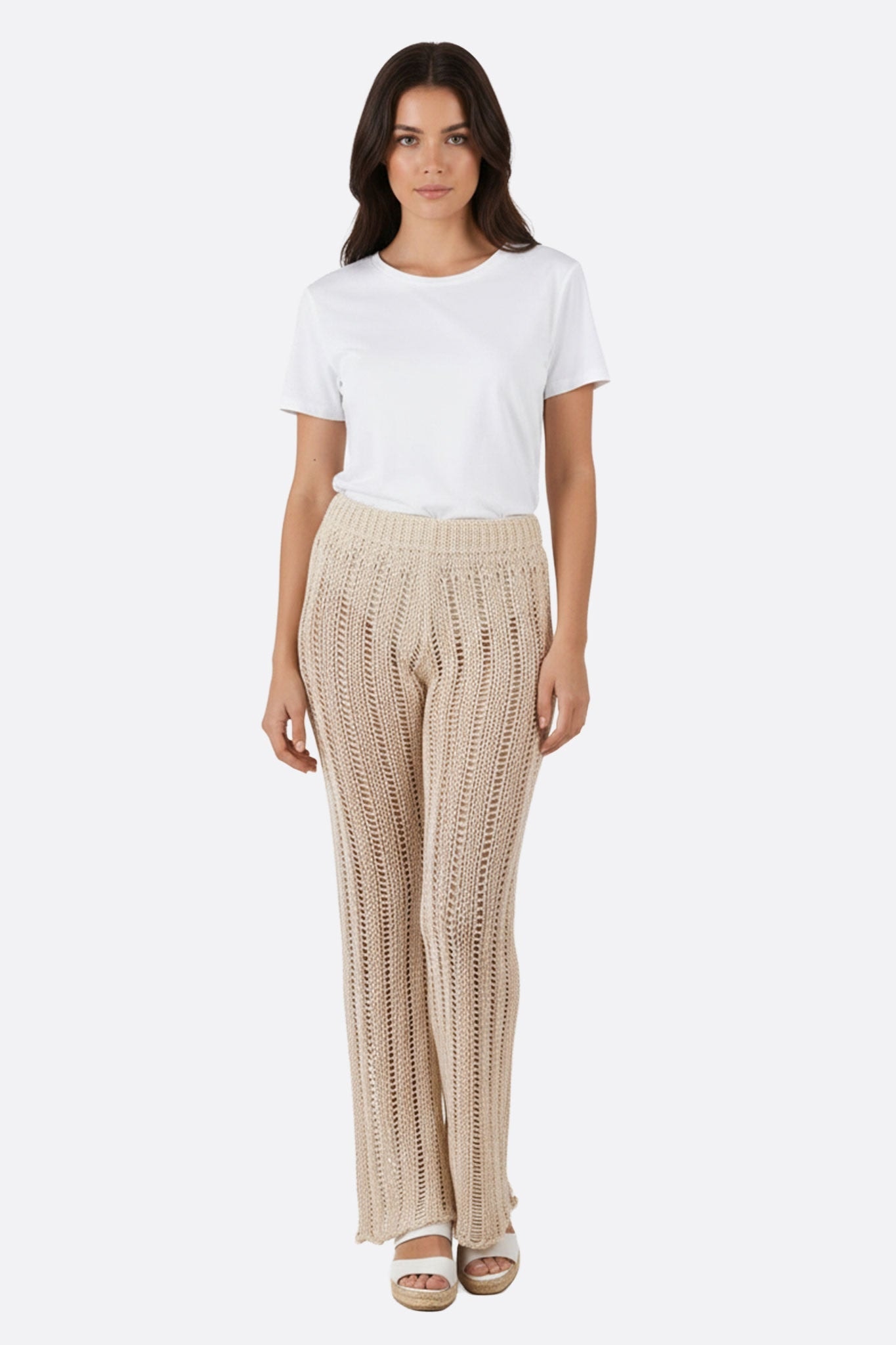 Detail der beigen Häkelhose mit Lochmuster, chic und luftig, perfekt für einen modischen Boho-Look.