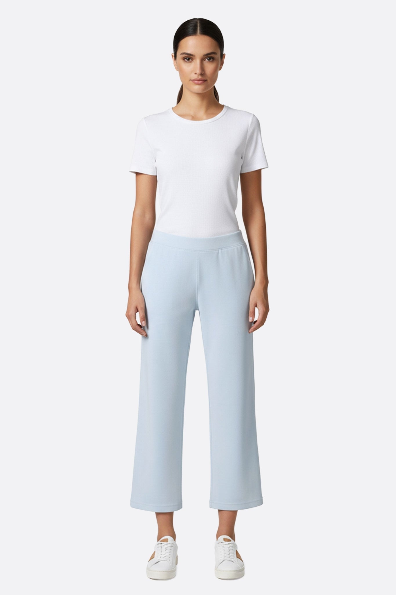 Zoom sur le pantalon 7/8 bleu ciel en tissu technique, parfait pour un look élégant et décontracté lors d'une sortie.