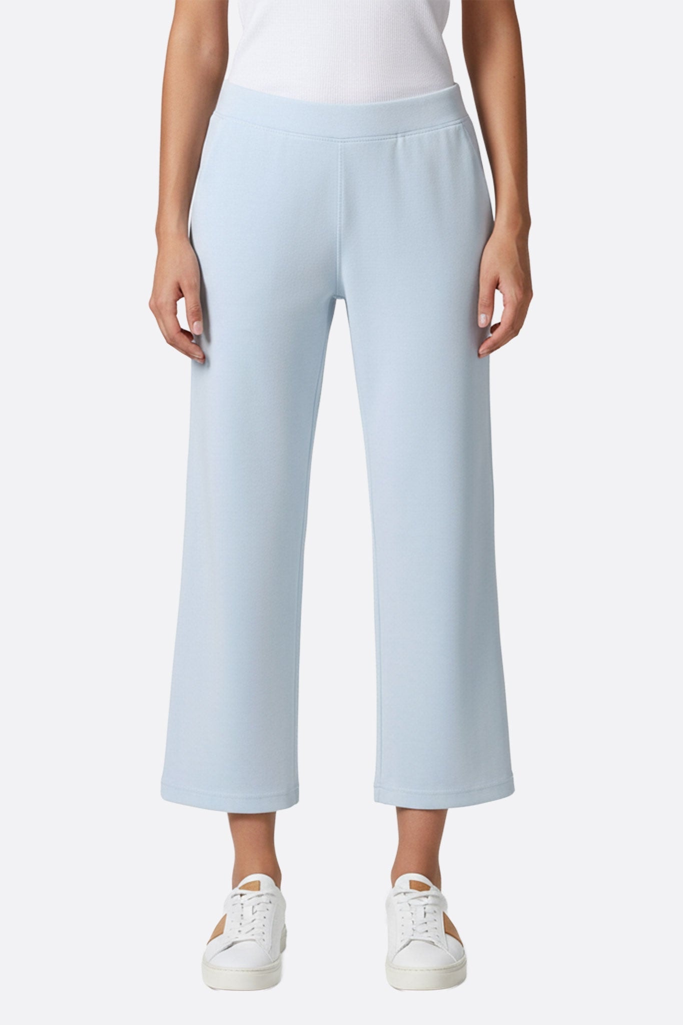 Pantalon femme 7/8 bleu ciel en tissu technique, chic et confortable pour une allure décontractée au quotidien.