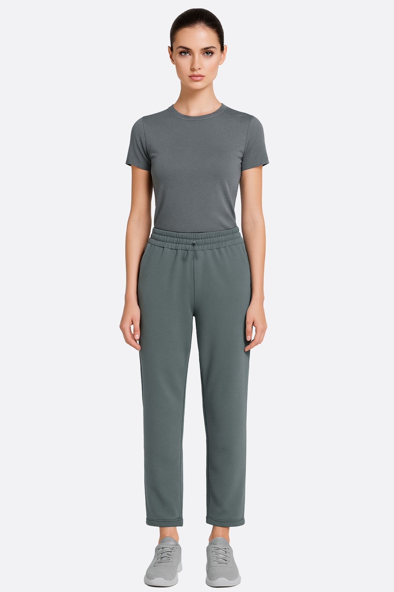 Detail of the forest green wide leg pants in technical fabric, 7/8 length, perfect for a modern and refined office look.