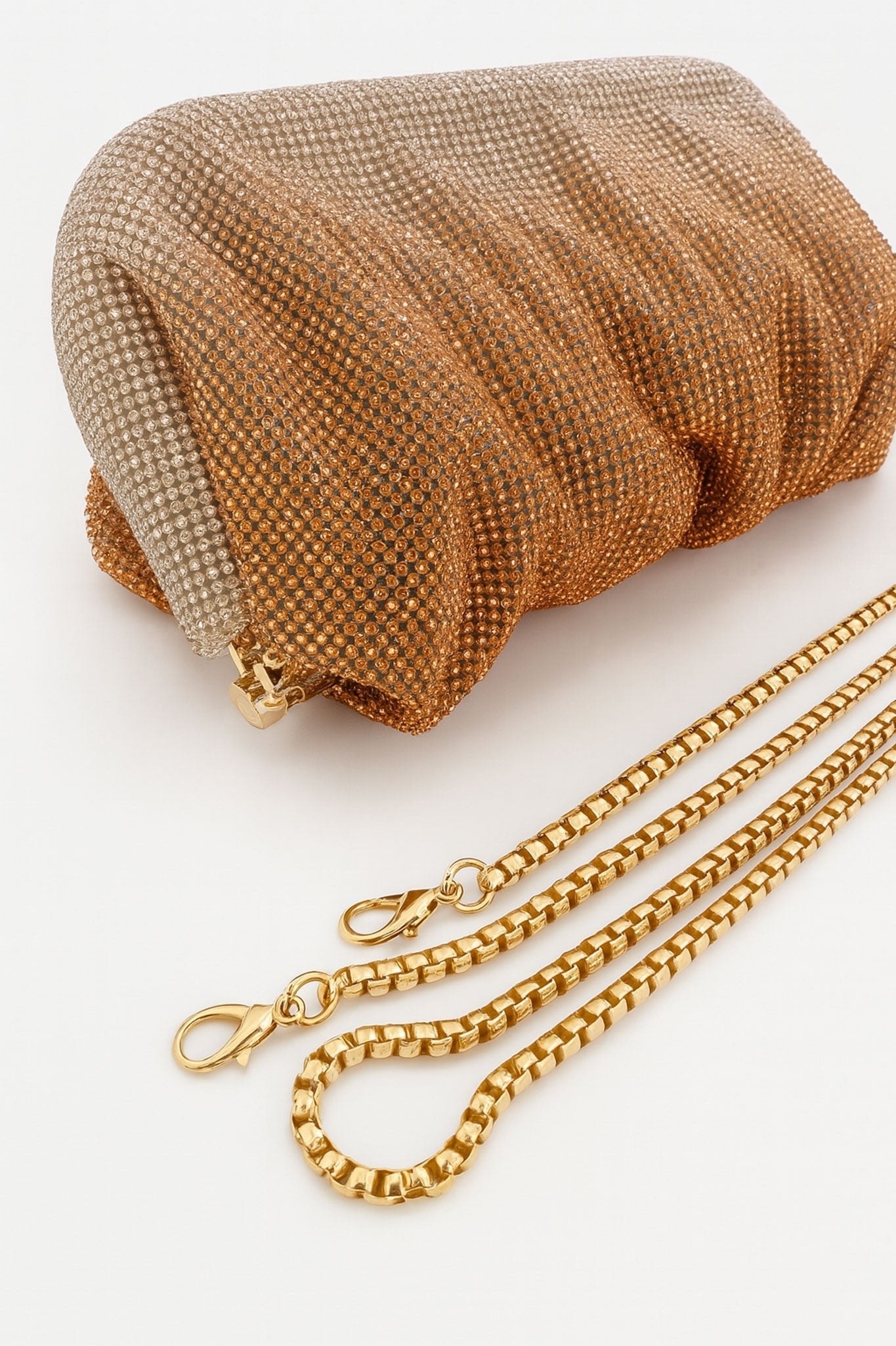 Détail élégant de la pochette nuage à cristaux dégradés argent cuivré, idéale pour sublimer vos soirées glamour.