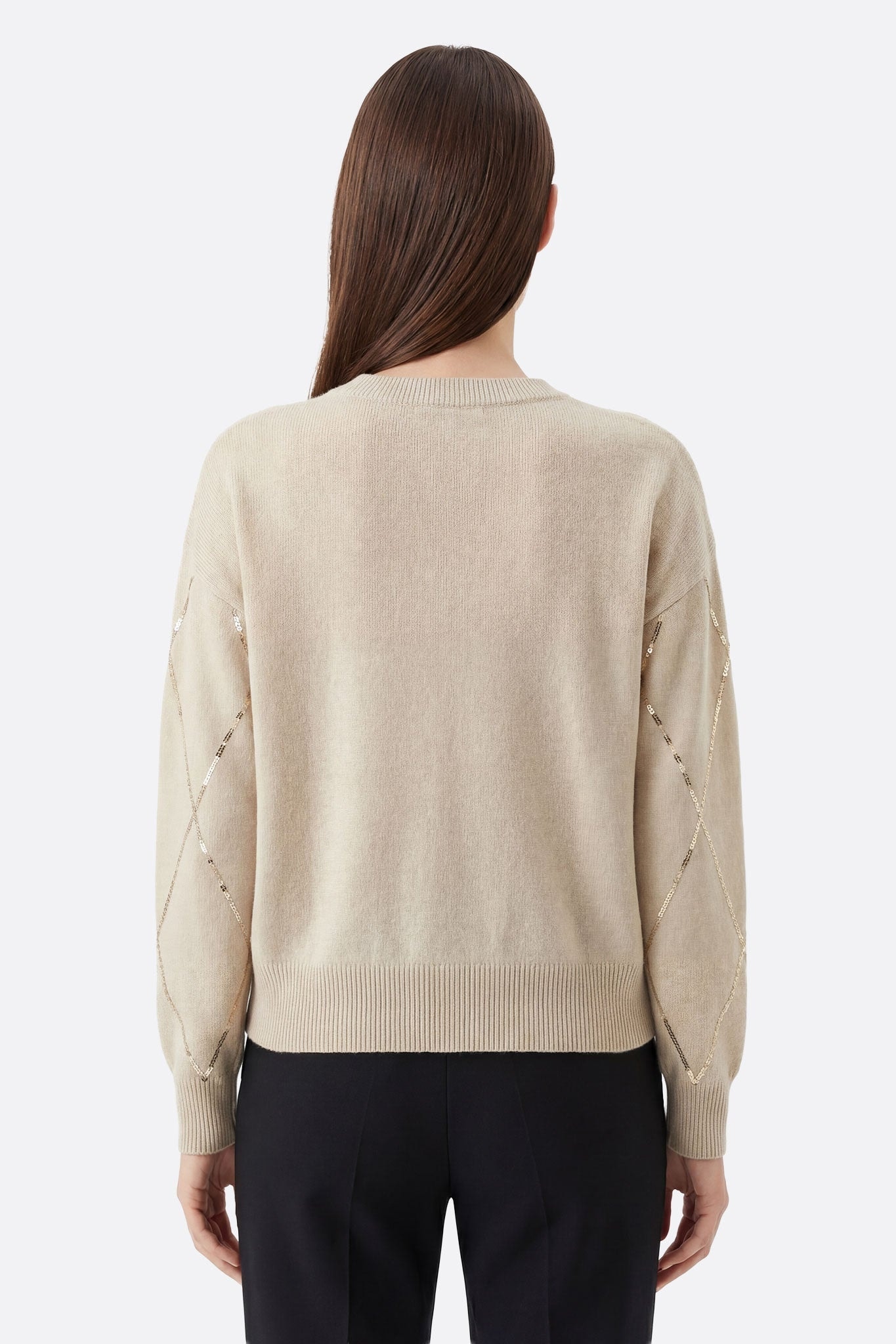 Pull in misto lana grigio delicato, dettaglio ravvicinato sui particolari luminosi, perfetto per uno stile elegante e senza tempo ogni giorno