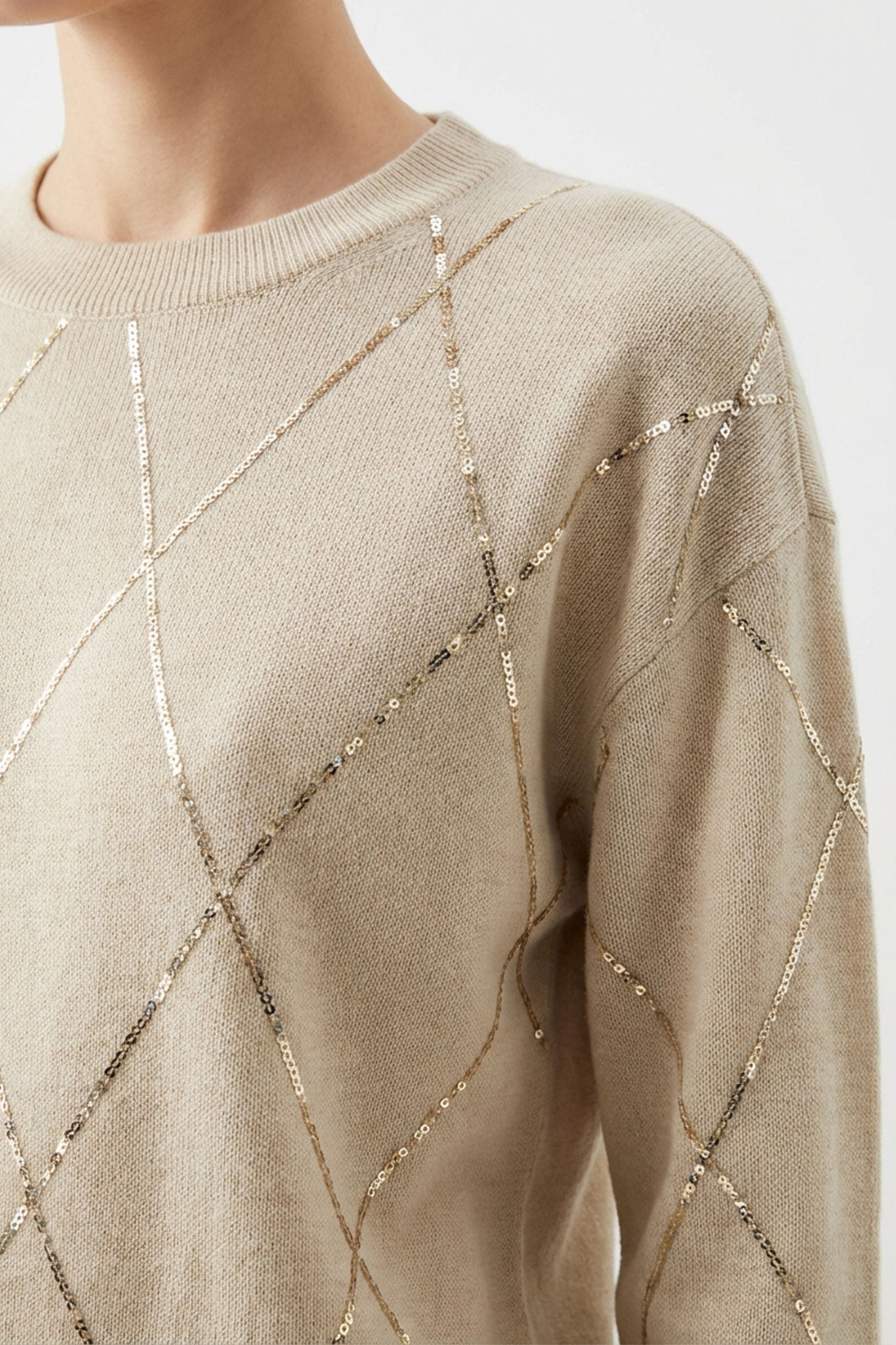 Pull morbido in misto lana grigio chiaro che ne esalta i sottili brillii, perfetto per uno stile raffinato in ufficio