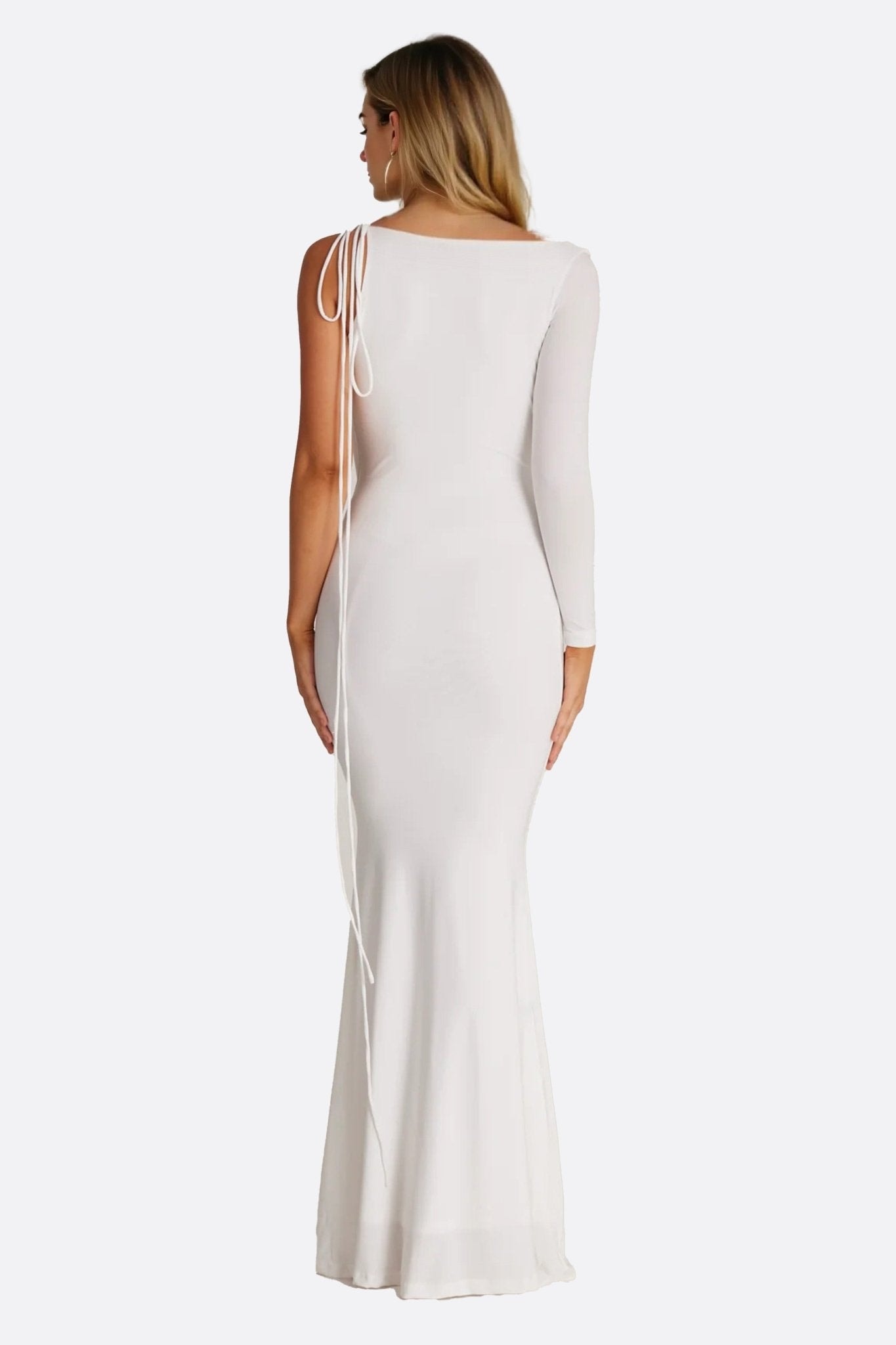 Detalle en primer plano del elegante vestido blanco con escote drapeado pronunciado y cordones, ideal para un evento sofisticado.