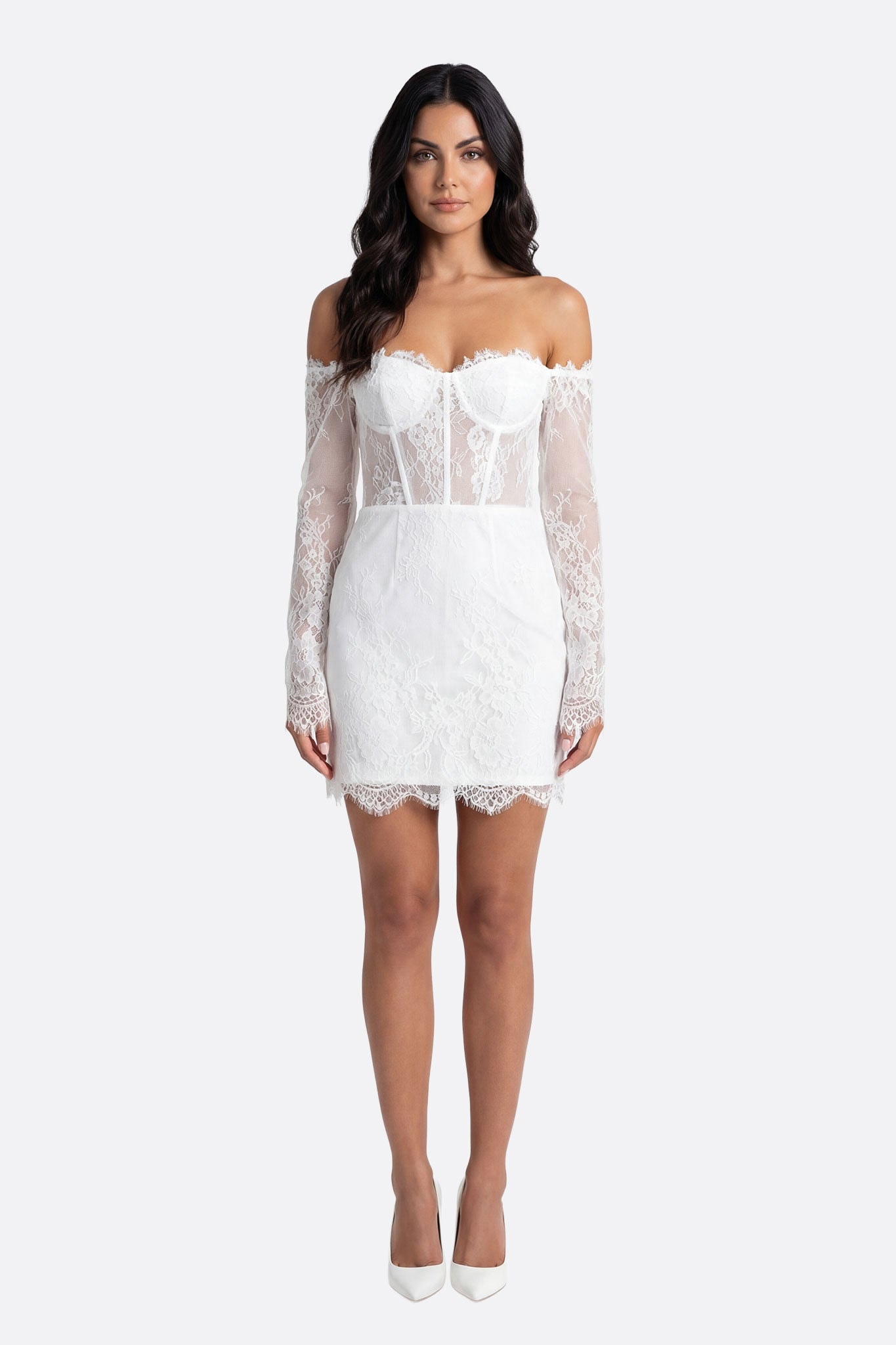 Robe courte blanche en dentelle à épaules dénudées, parfaite pour un mariage civil ou une cérémonie élégante.
