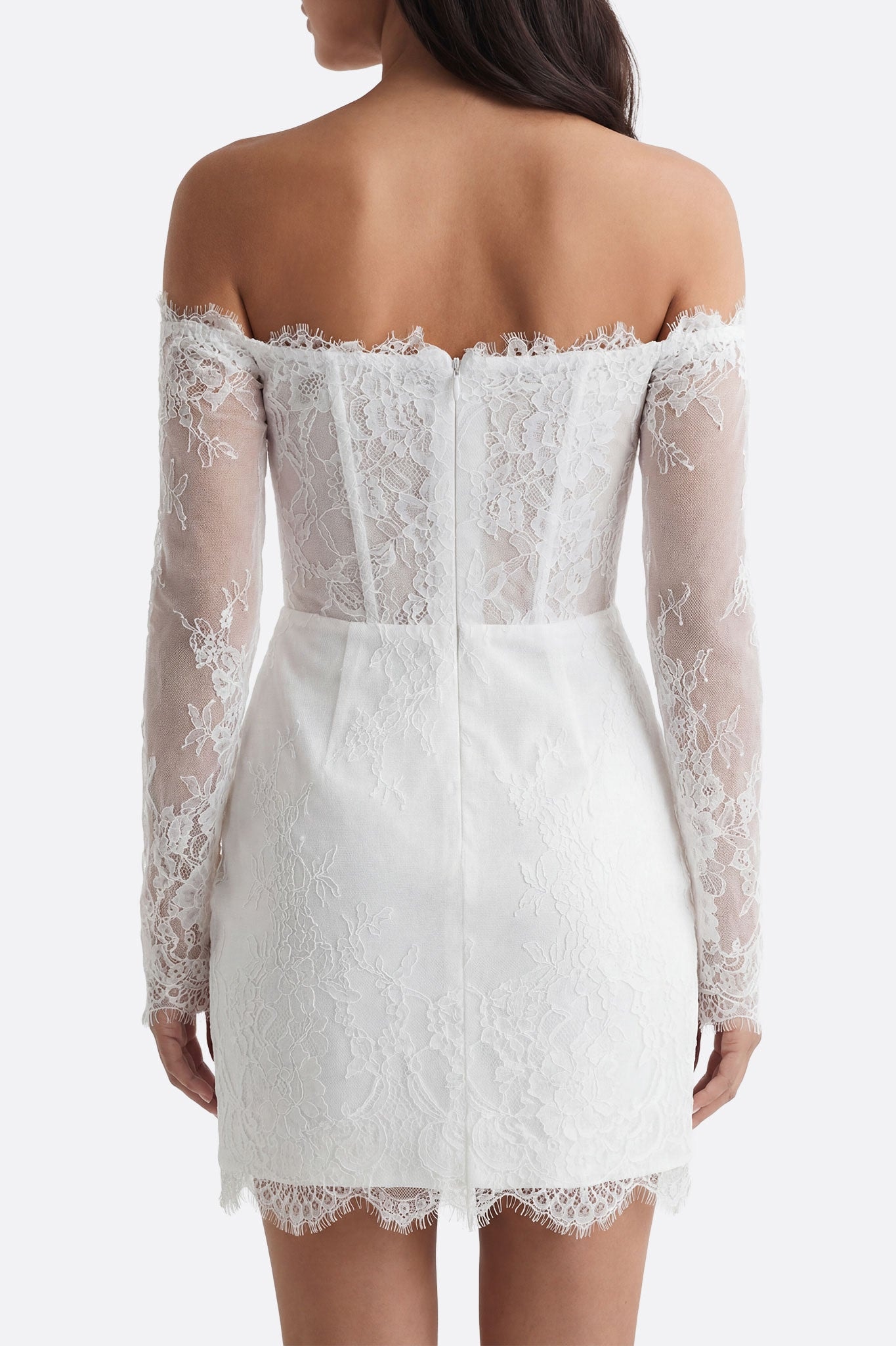 Robe courte en dentelle blanche avec épaules dénudées, un choix élégant pour une occasion spéciale ou une sortie estivale.