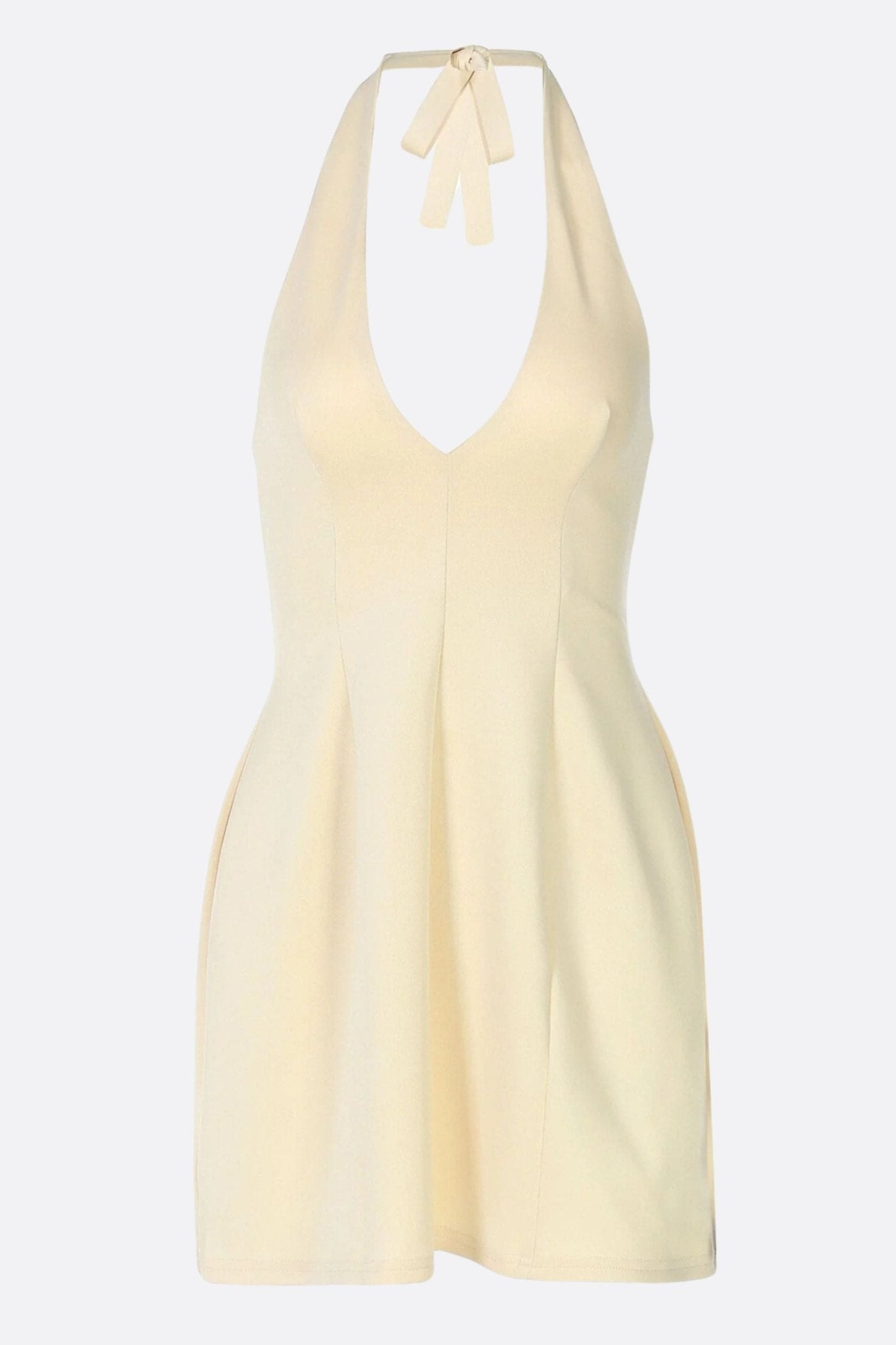 Détail séduisant d'une robe courte beige évasée, soulignant la texture délicate et le décolleté profond pour un look élégant.