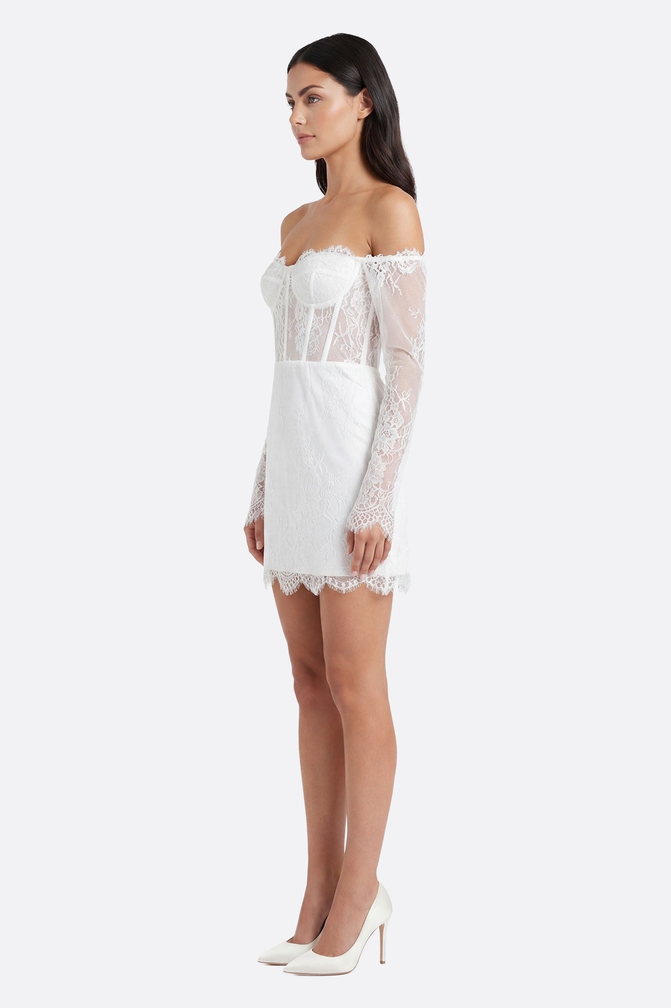 Détail de la robe Aurelia, blanche et en dentelle, mettant en valeur les épaules pour un style chic et romantique.