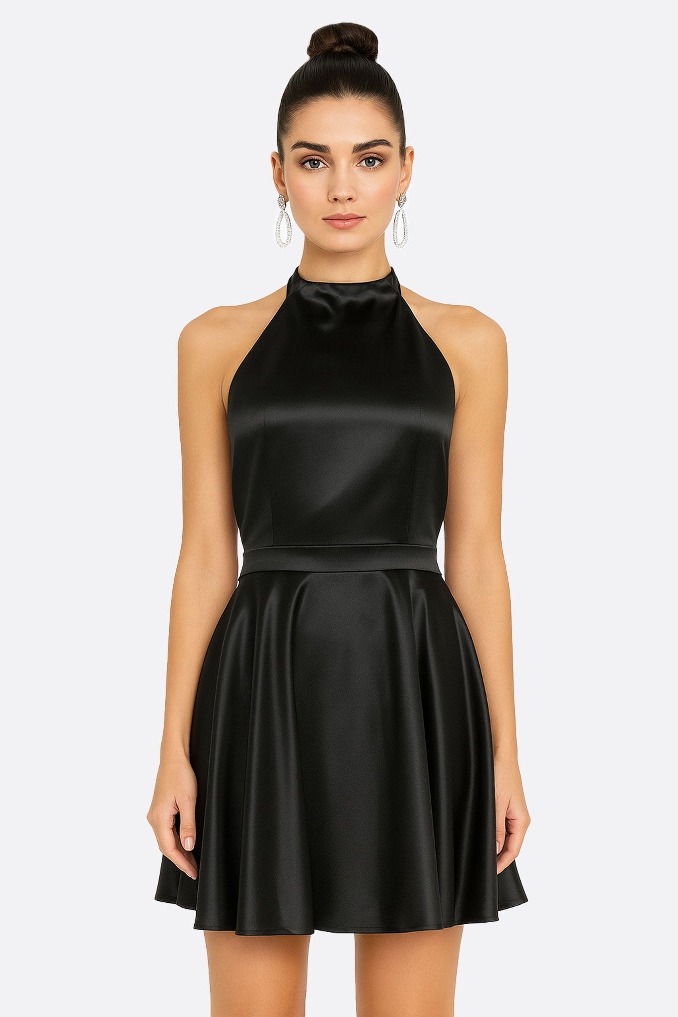 Detail of the black satin fabric of the short sleeveless dress, highlighting its elegance and refined cut.