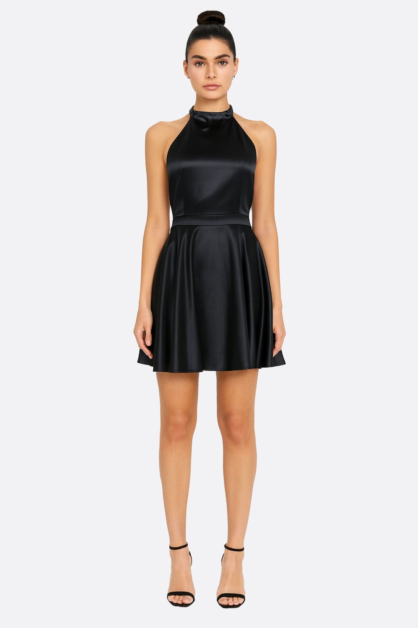 Short black satin dress, sleeveless, with a chic and elegant design, perfect for a refined evening.