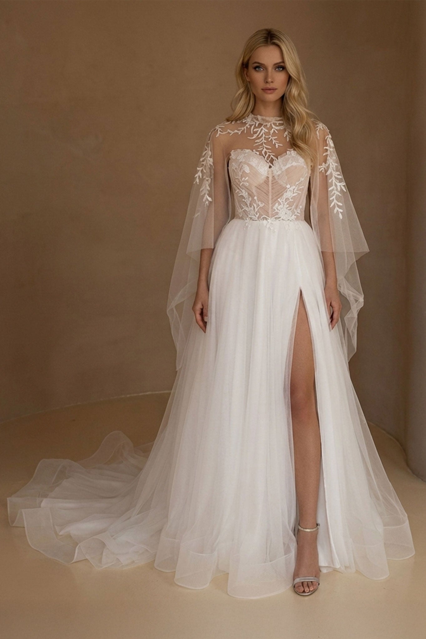 Dettaglio raffinato dell'abito da sposa Alena, mettendo in evidenza il bustier in tulle bianco e il sovrabito per un matrimonio elegante.
