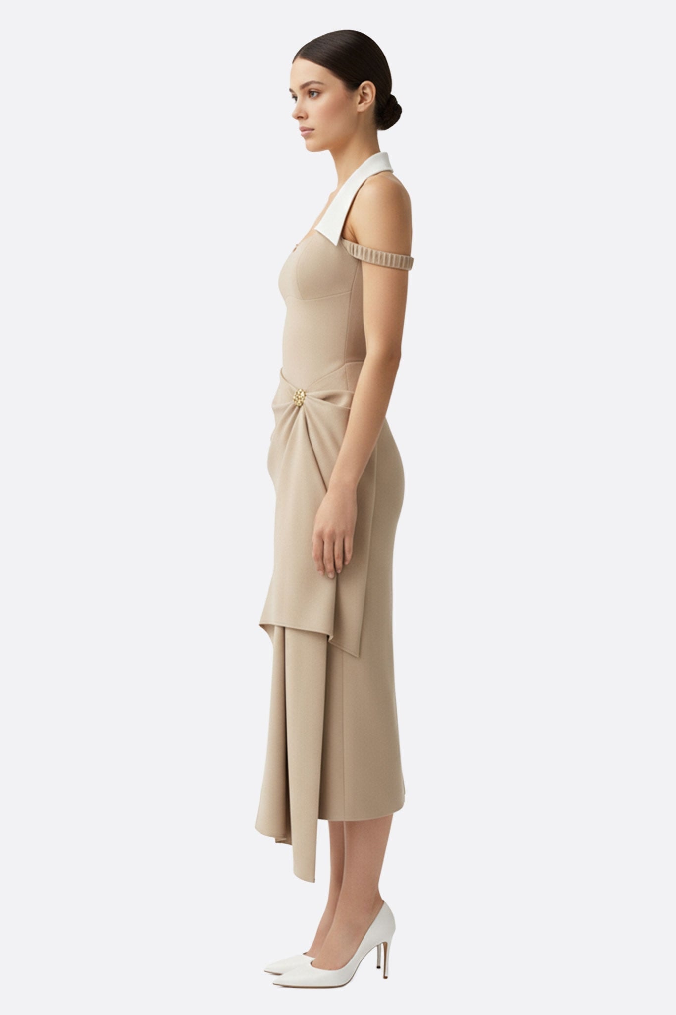 Détail de la robe en crêpe beige, drapée avec un élégant jeu de textures, idéale pour un événement chic et sophistiqué.
