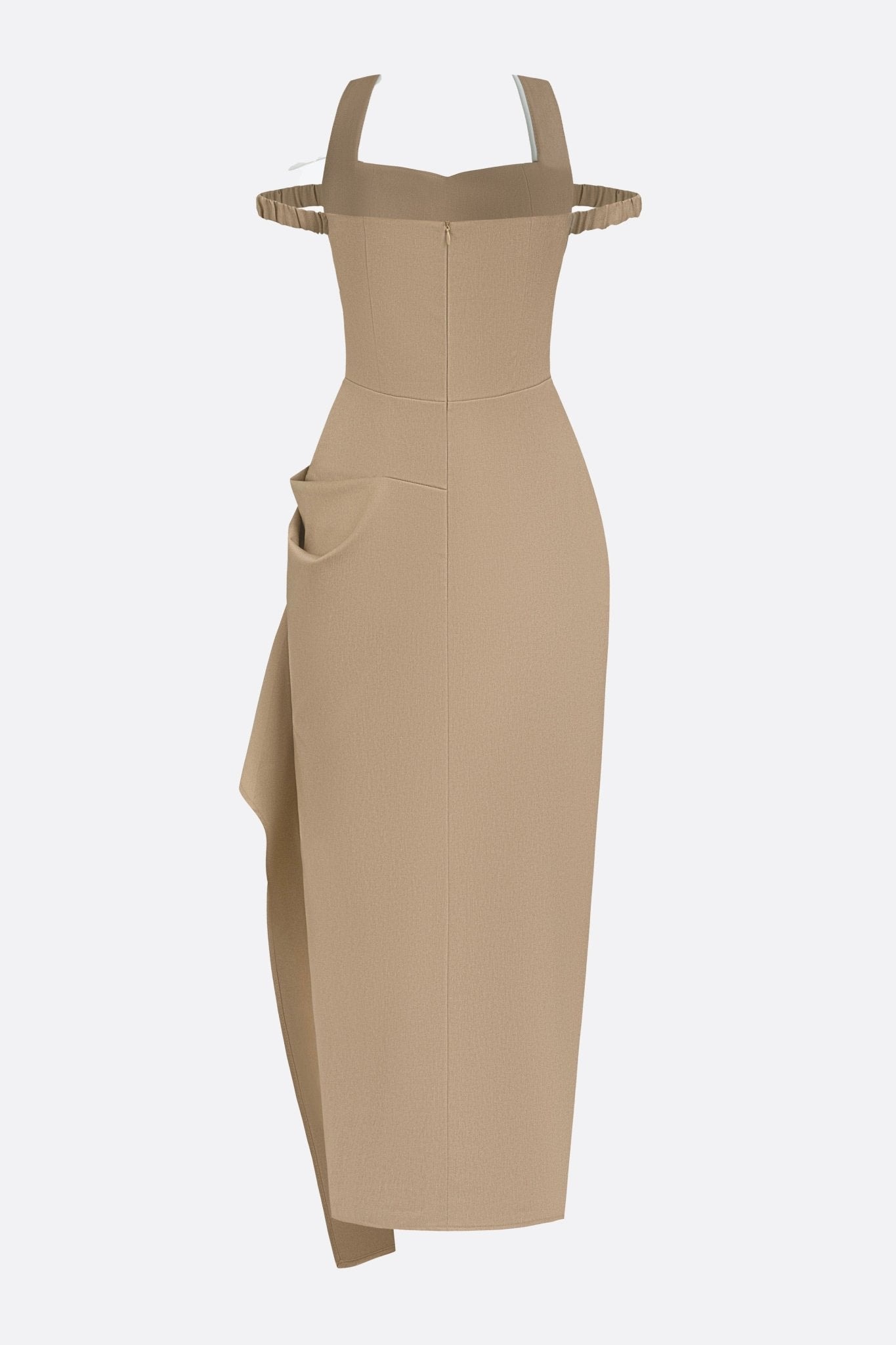 Détail de la robe drapée en crêpe beige, mettant en avant son encolure contrastée, pour une allure sophistiquée et stylée.