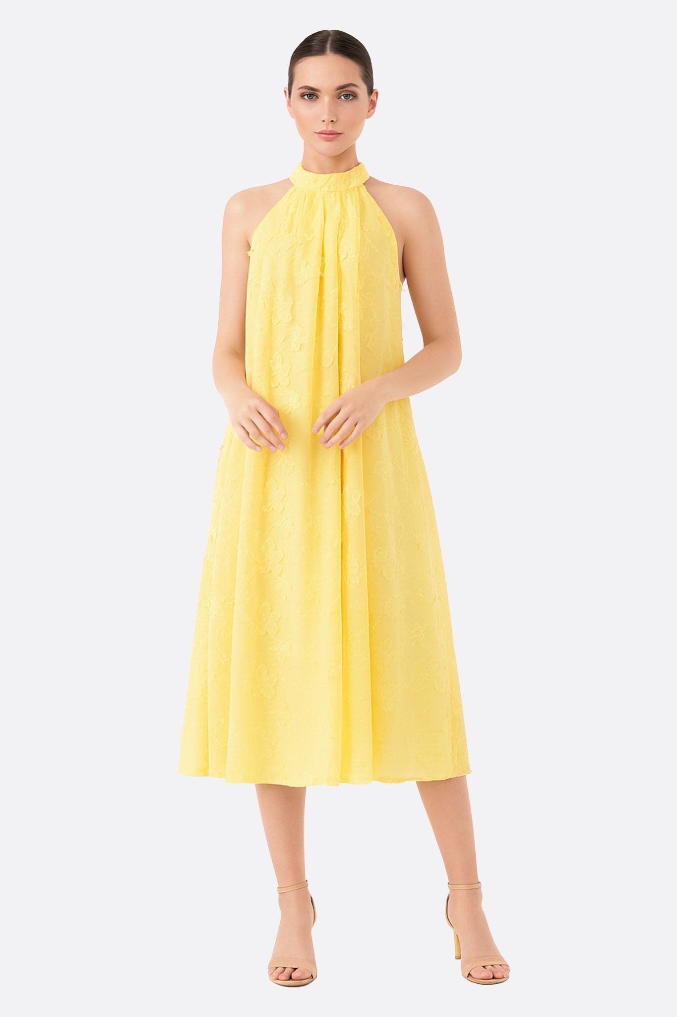 Robe longue jaune en jacquard fleuri avec col montant, idéale pour des journées ensoleillées élégantes et raffinées.