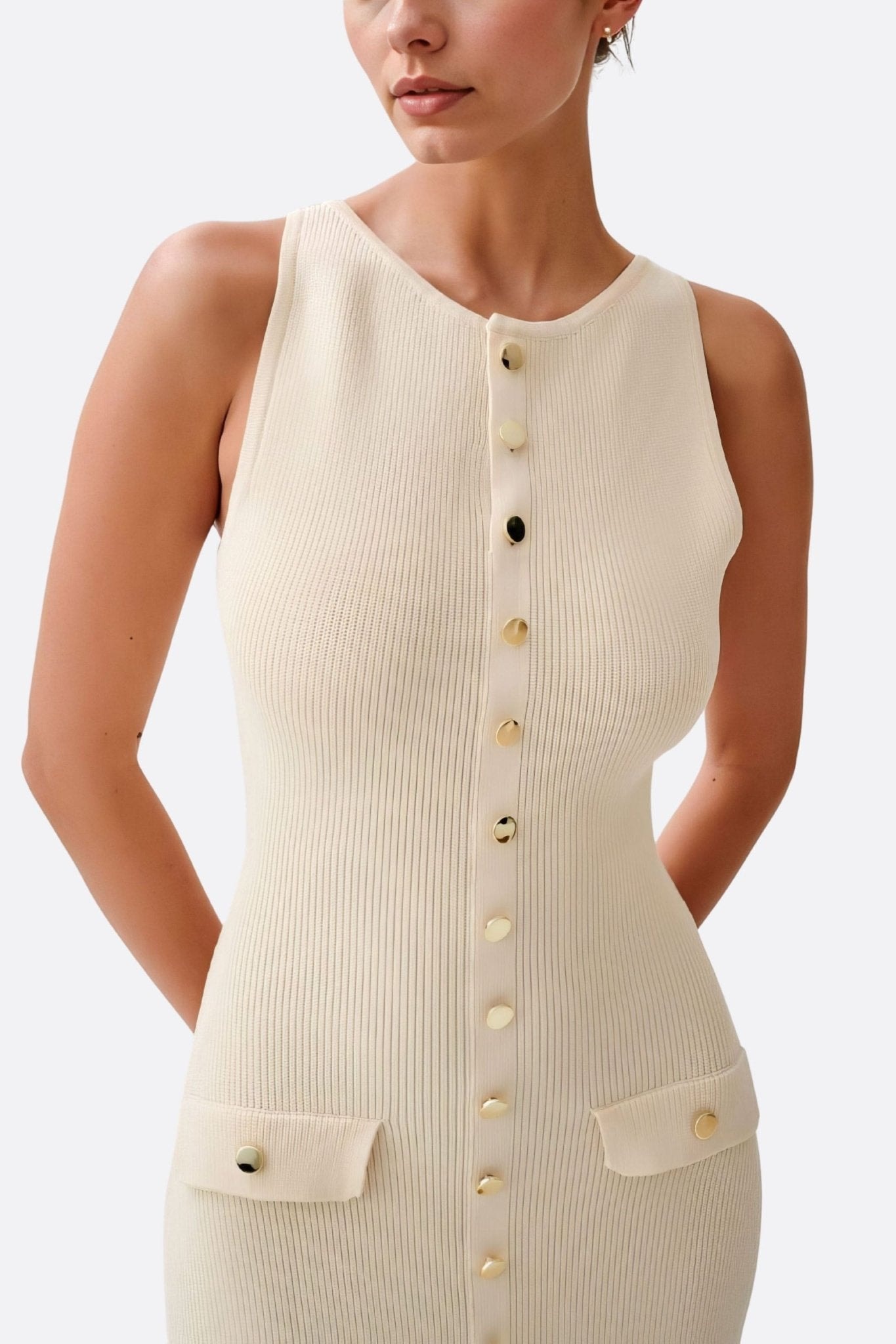 Detalle de la espalda del vestido blanco acanalado sin mangas, revelando una textura delicada y un diseño minimalista para una...
