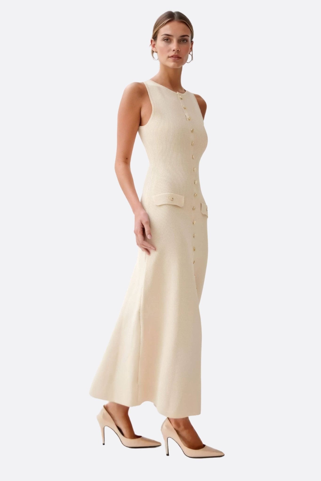 Detalle del vestido largo blanco acanalado sin mangas, subrayando la silueta con elegancia para un look refinado.