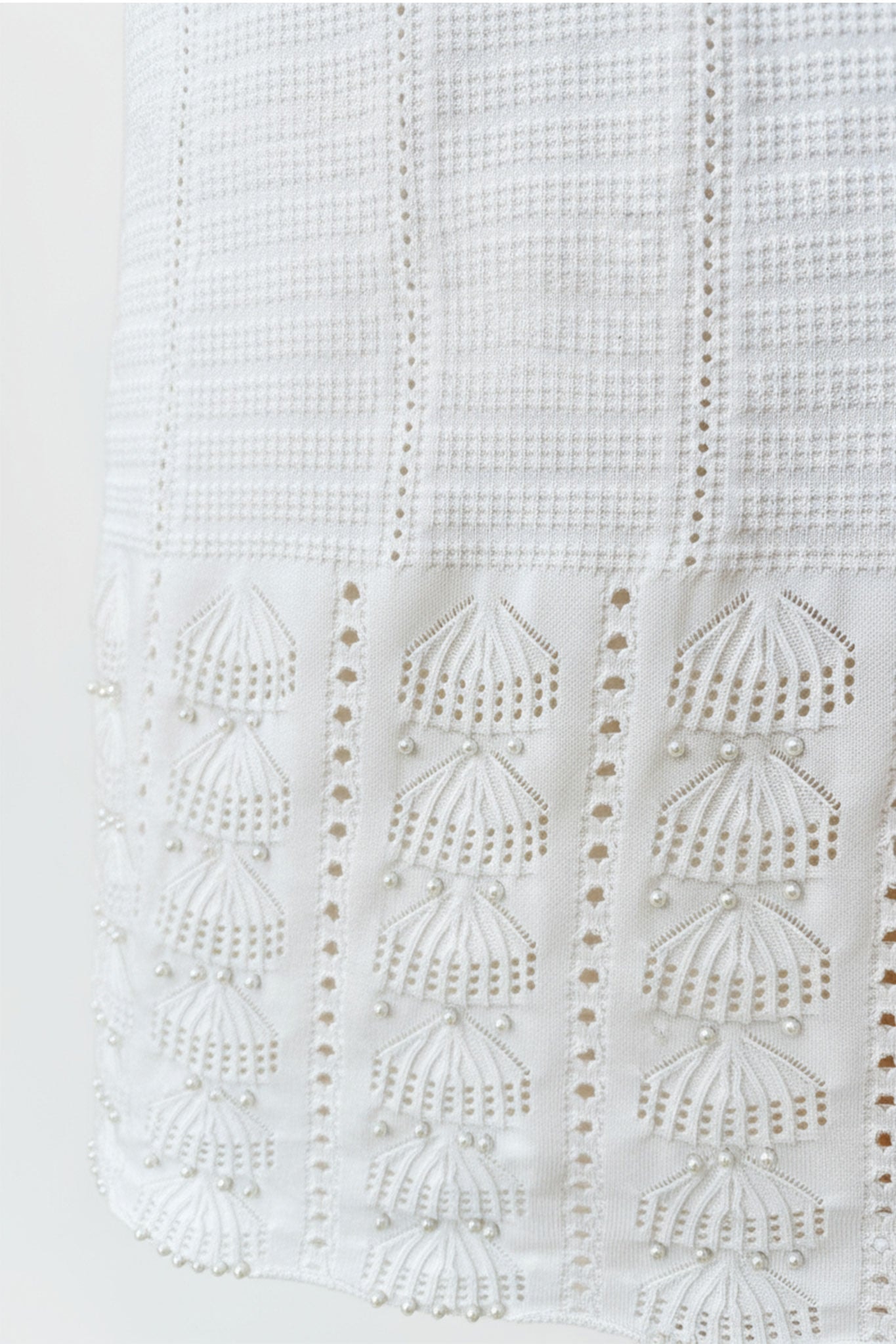 Robe longue blanche en maille perlée, vue alternative révélant sa fluidité et son élégance, parfaite pour des soirées...