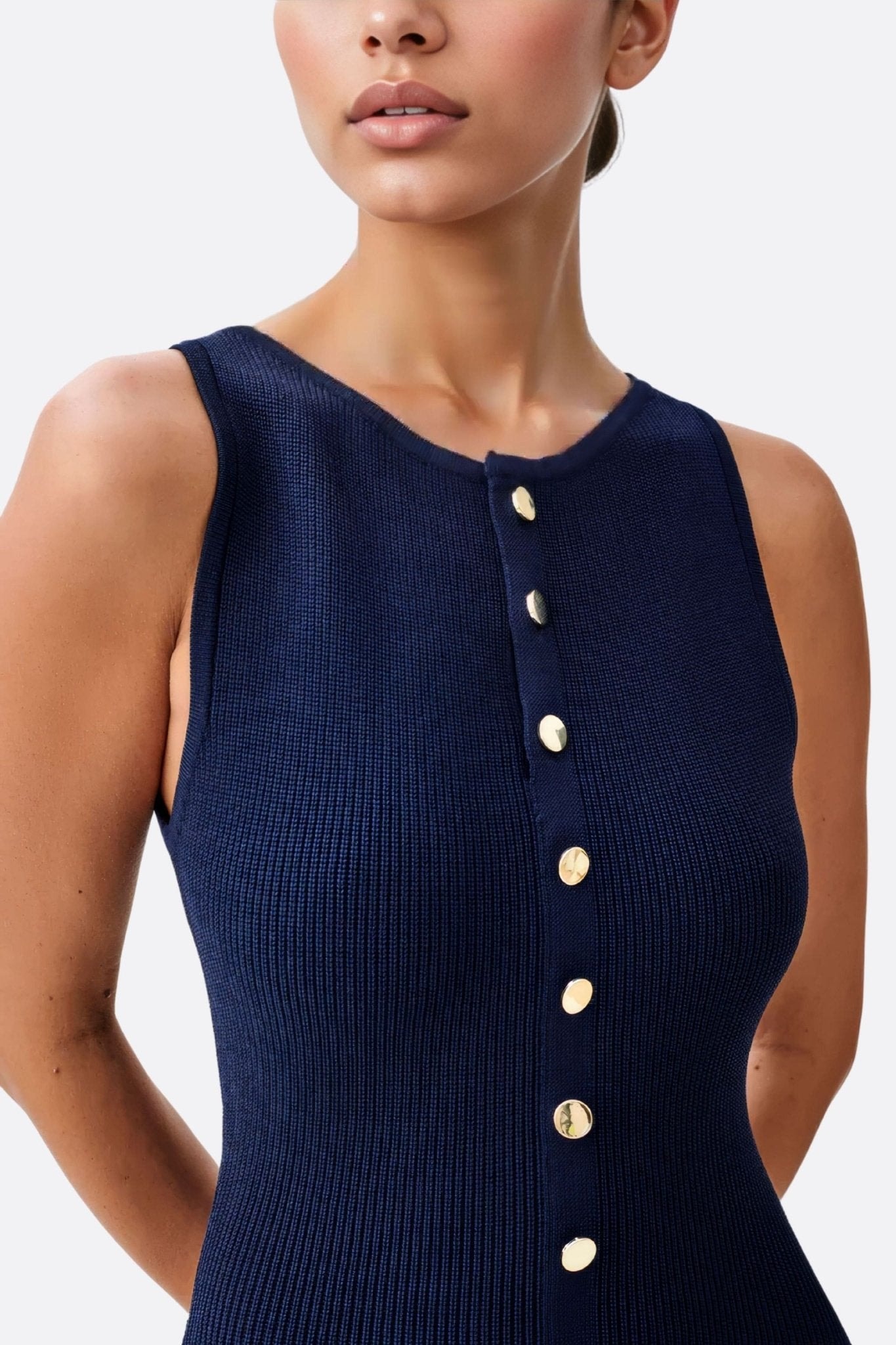 Detail des Rückens des langen dunkelblauen Rippstrickkleides, das seine sorgfältige Verarbeitung und den schicken Stil für besondere Anlässe unterstreicht...