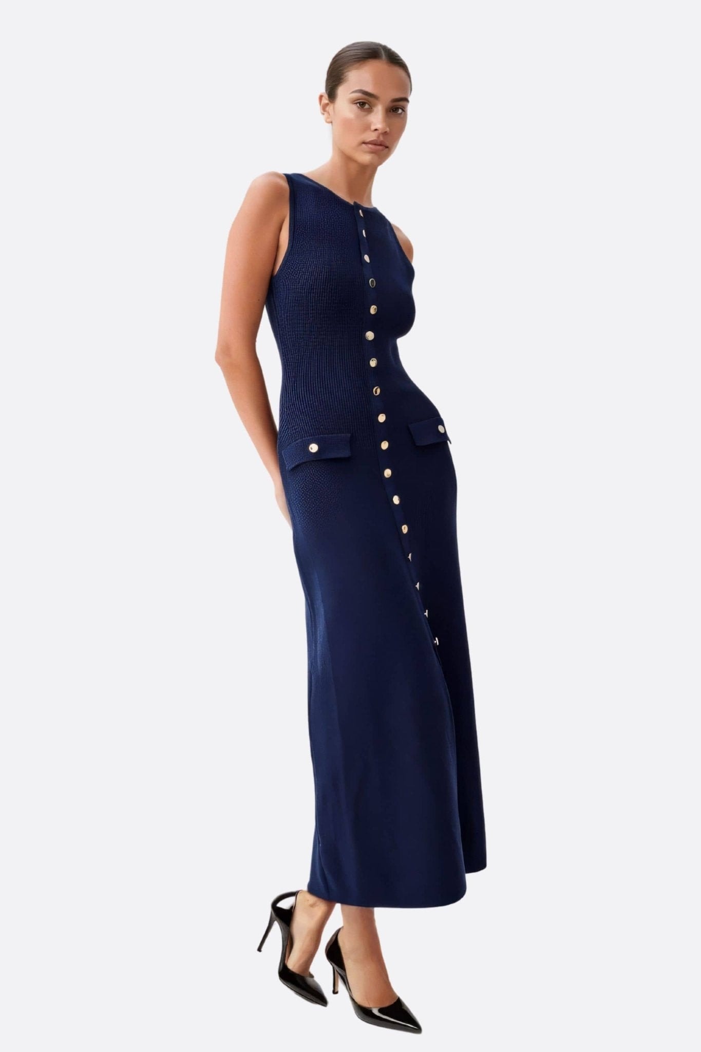 Nahaufnahme der Rippstruktur des ärmellosen dunkelblauen Langkleides, perfekt, um ein elegantes Outfit aufzuwerten.