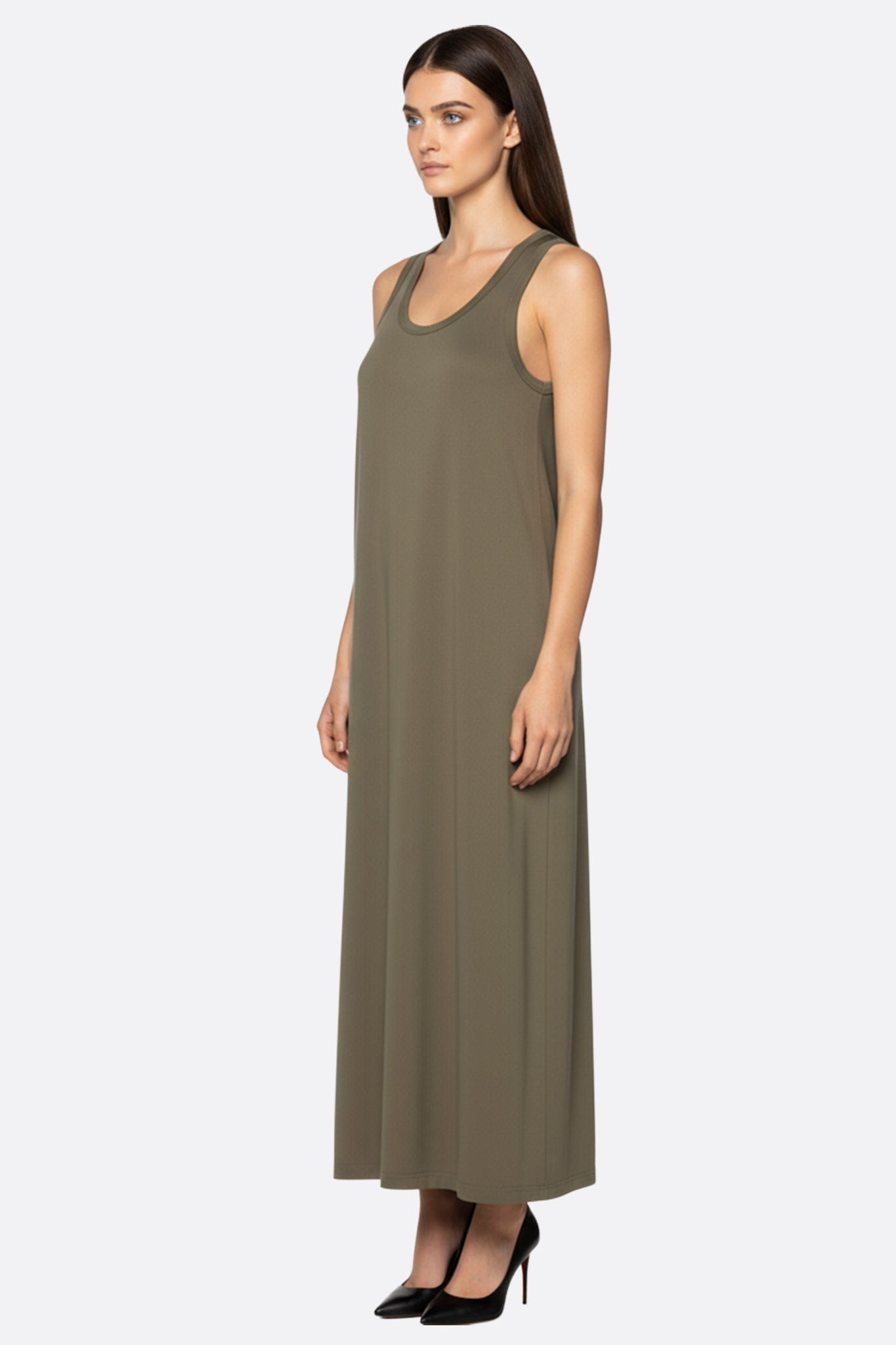 Zoom sur l'encolure douce de la robe longue kaki fluide, un essentiel chic pour des occasions élégantes.